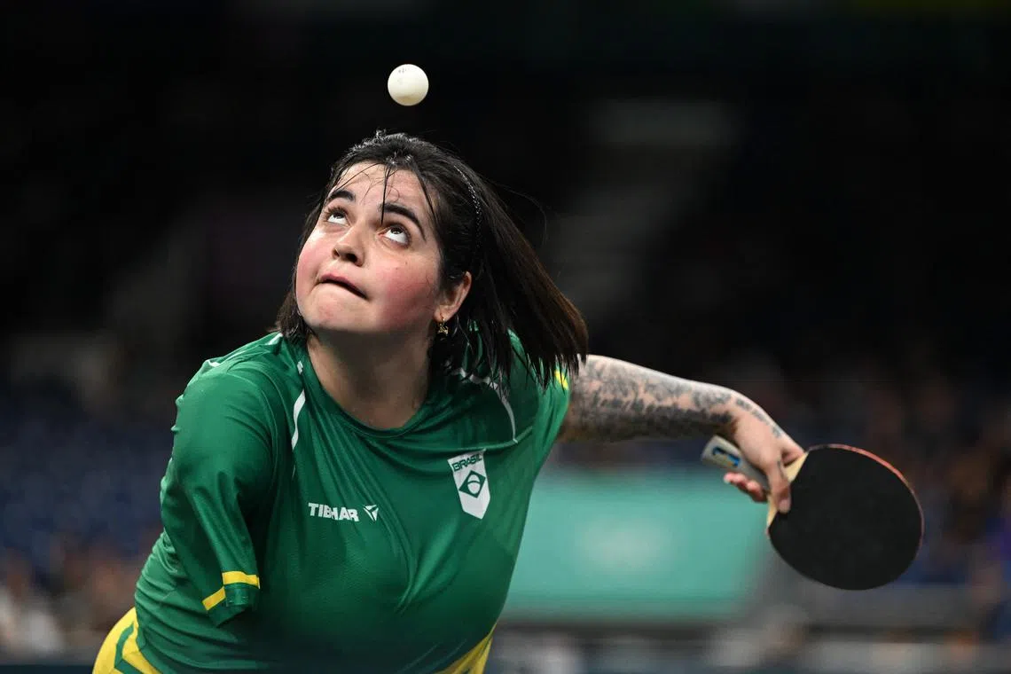 单臂出战的巴西女球员布鲁娜·亚历山大，获得全场观众的热烈掌声。（法新社）