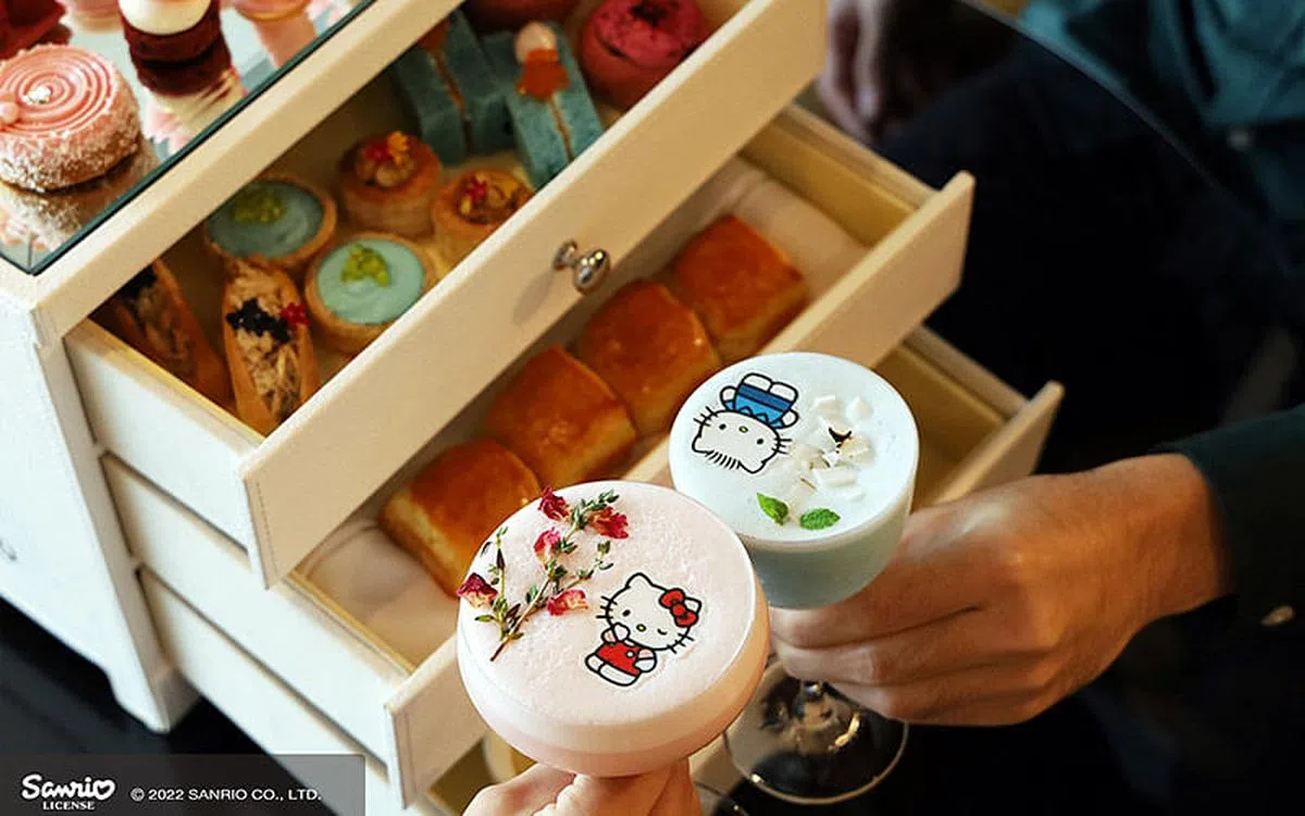 品尝吉蒂猫和丹尼尔无酒精鸡尾酒，餐馆也备有儿童下午茶配套。（图／新加坡费尔蒙酒店提供）