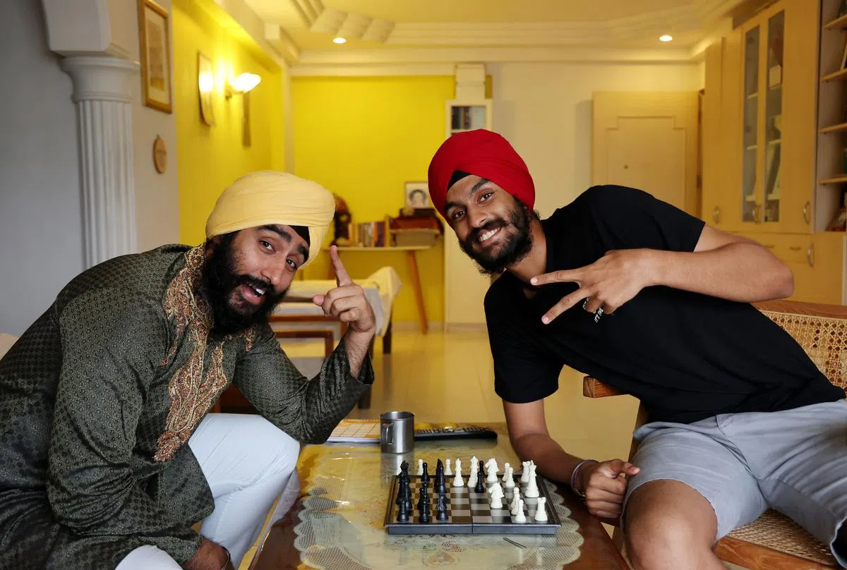 格文和表弟阿杰帕尔都蓄留头发和胡子，外出时会缠头巾。（梁麒麟摄）