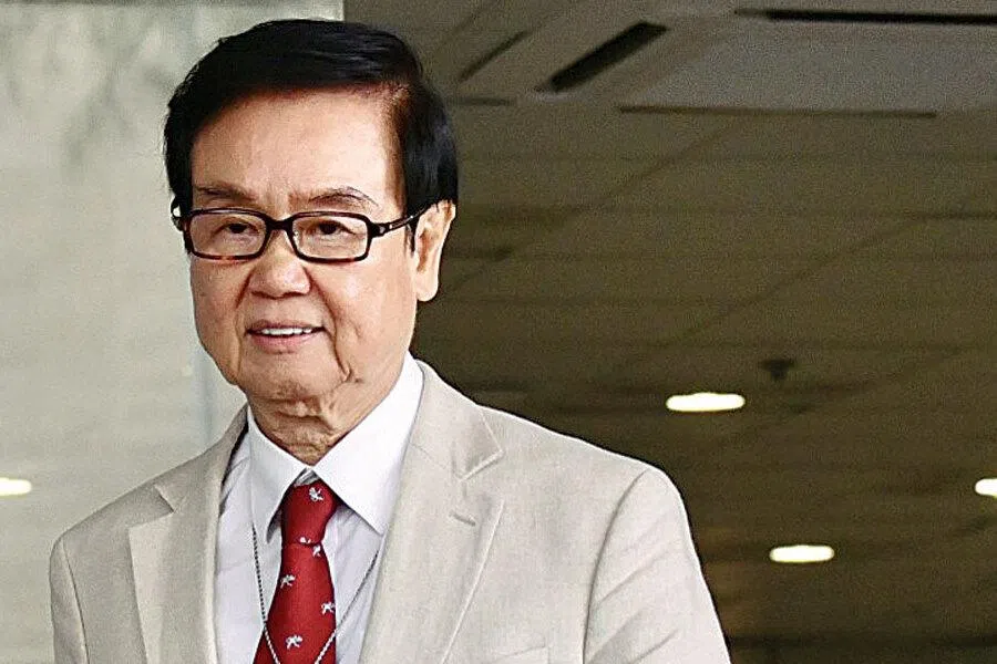 现年80岁的香港电影人兼商人黄百鸣（原名黄栢鸣），卷入与儿子黄子桓创立天马影视（后改名为传递娱乐）内线交易案，5月22日遭判罪名成立，传无线高层向法院呈上求情信。