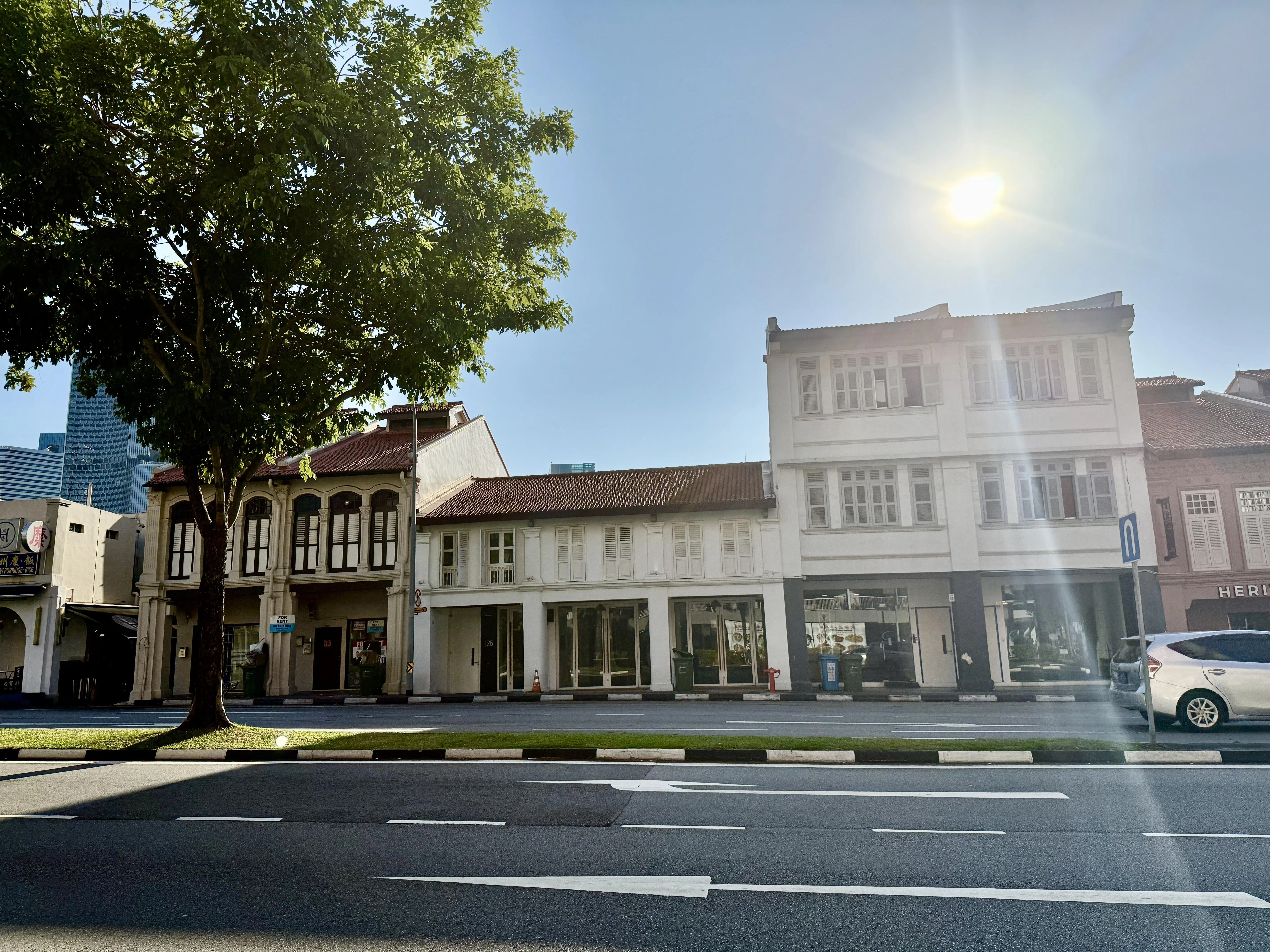 考古学与非物质文化遗产中心坐落在惹兰苏丹125号的一栋两层楼店屋内（中）。（陈映蓁摄）