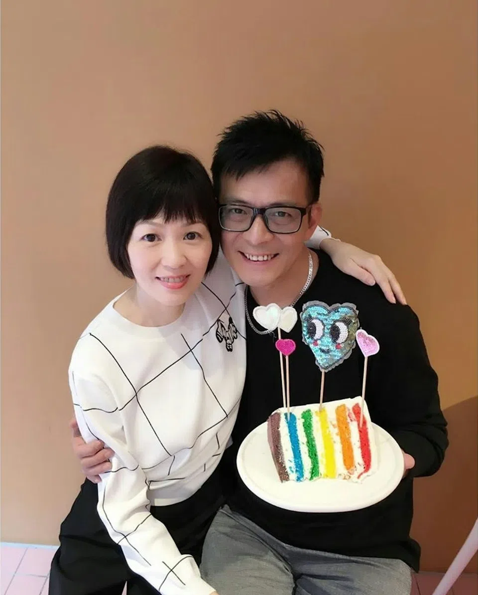 黄日华（右）因妻子梁洁华去世而隐退。（取自黄日华脸书）