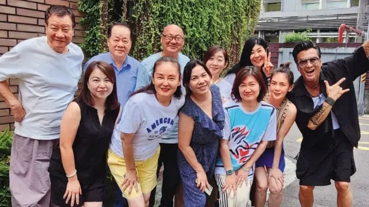 孙兴（前排右一）到前妻片场当贴身助理。（互联网）