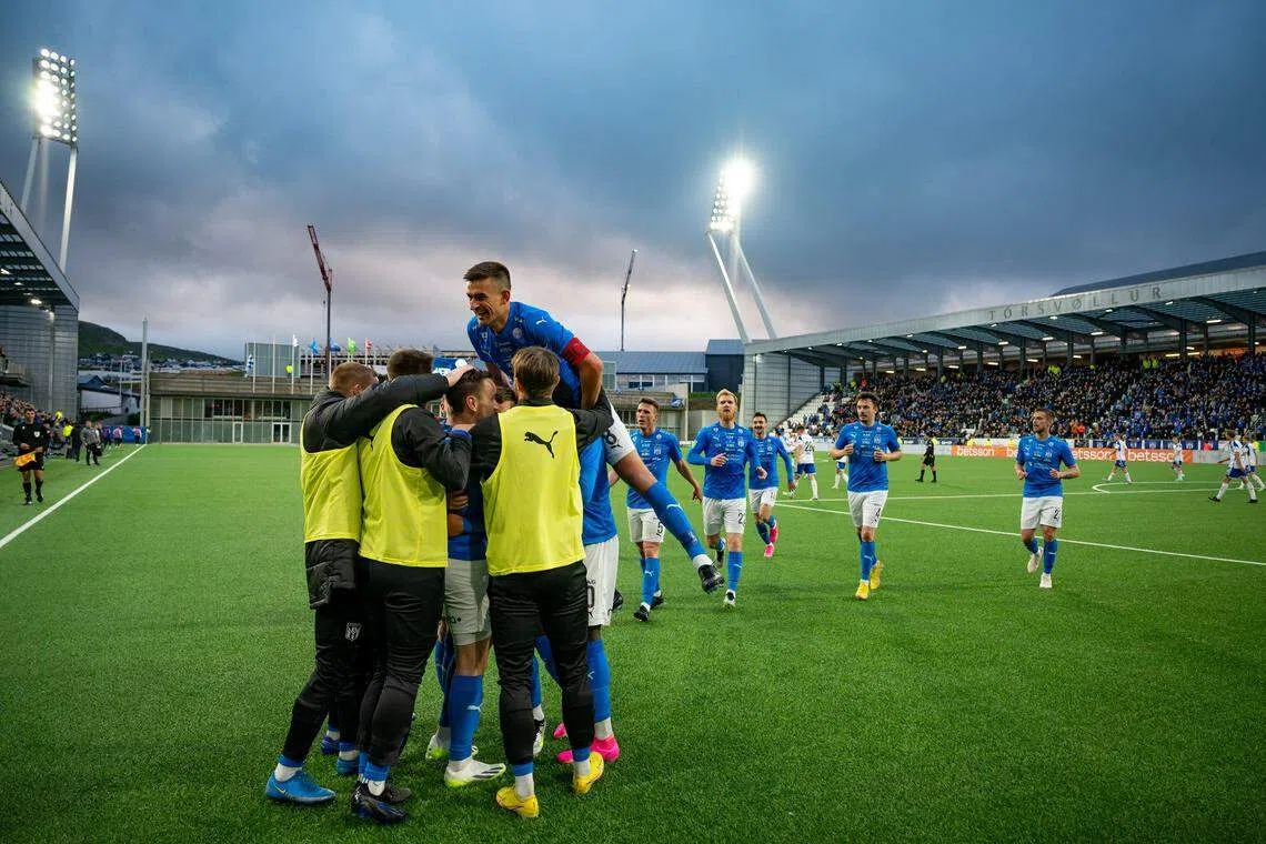 KI在克拉克斯维克的主场只能容纳2500人。他们在第三轮欧冠外围赛首回合移师到首都托尔斯港的最大球场比赛，并在近4600名观众见证下，2比1逆转战胜莫尔德。（取自KI脸书）