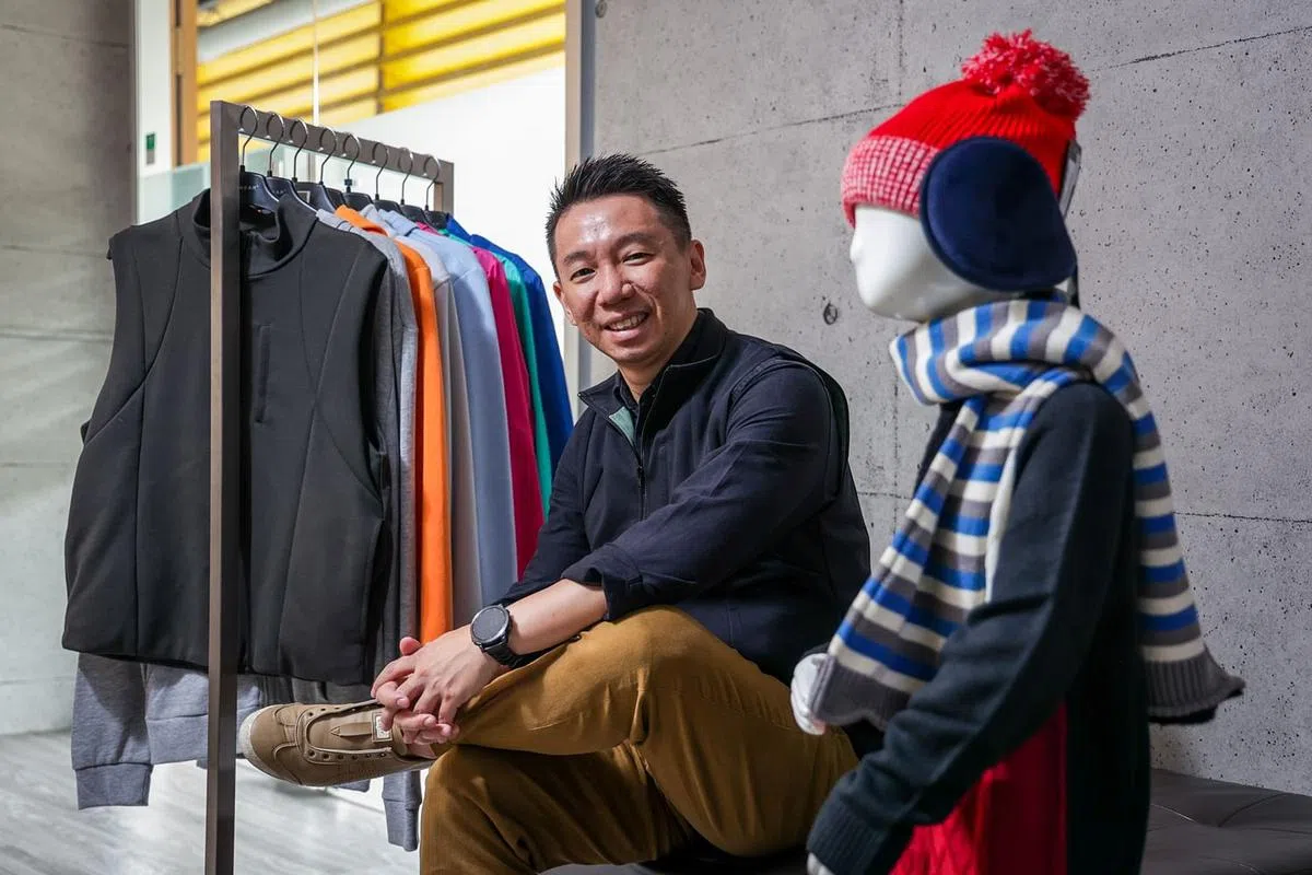 励勤集团总裁李树钢热衷于科技创新，公司最近研发出能调控热度的智慧寒衣。（叶振忠摄）