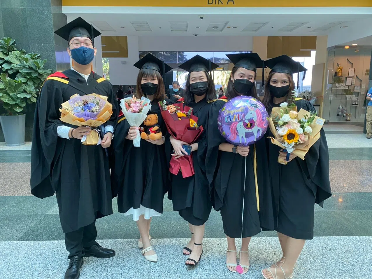 幼教行业里的男性是极少数，姚铭汉（左一）从新加坡社科大学的学前教育学士课程毕业时，是那届毕业生中的唯一男性。（受访者提供）