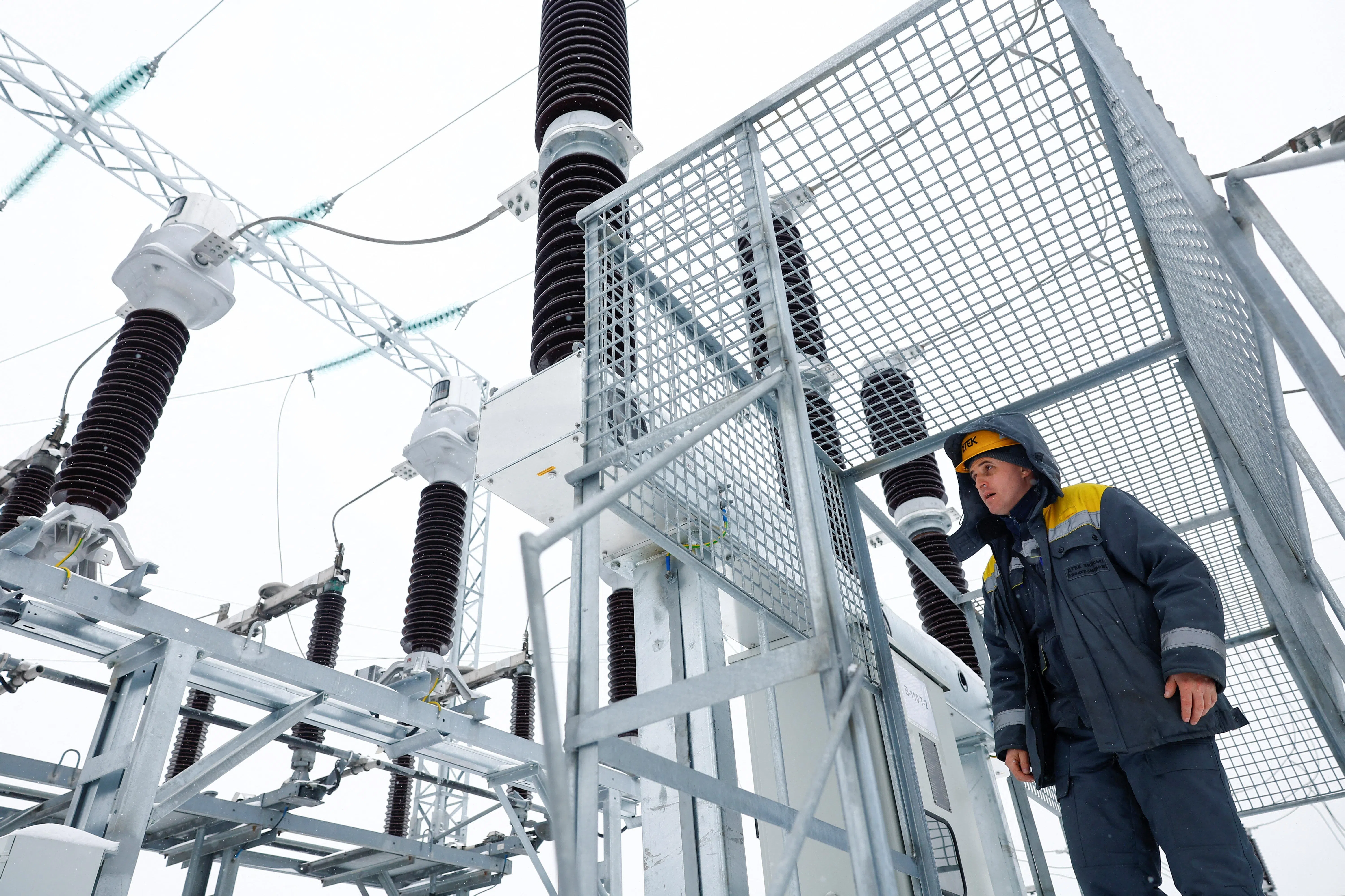 2月5日，36岁的能源公司员工奥列克桑德·津琴科在俄罗斯无人机和导弹袭击破坏了关键民用基础设施后，检查基辅的电力设备。（路透社）