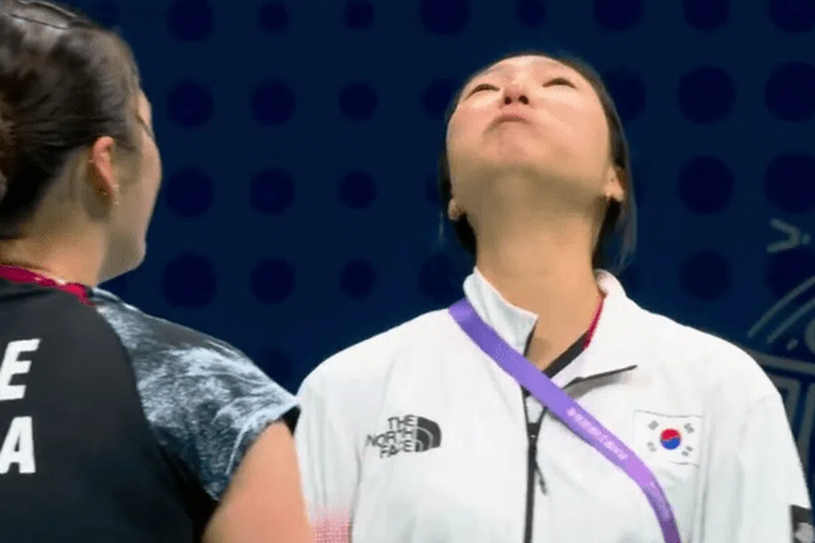 镜头随即捕捉到韩国教练成池炫疑似模仿何冰娇的动作。（互联网）