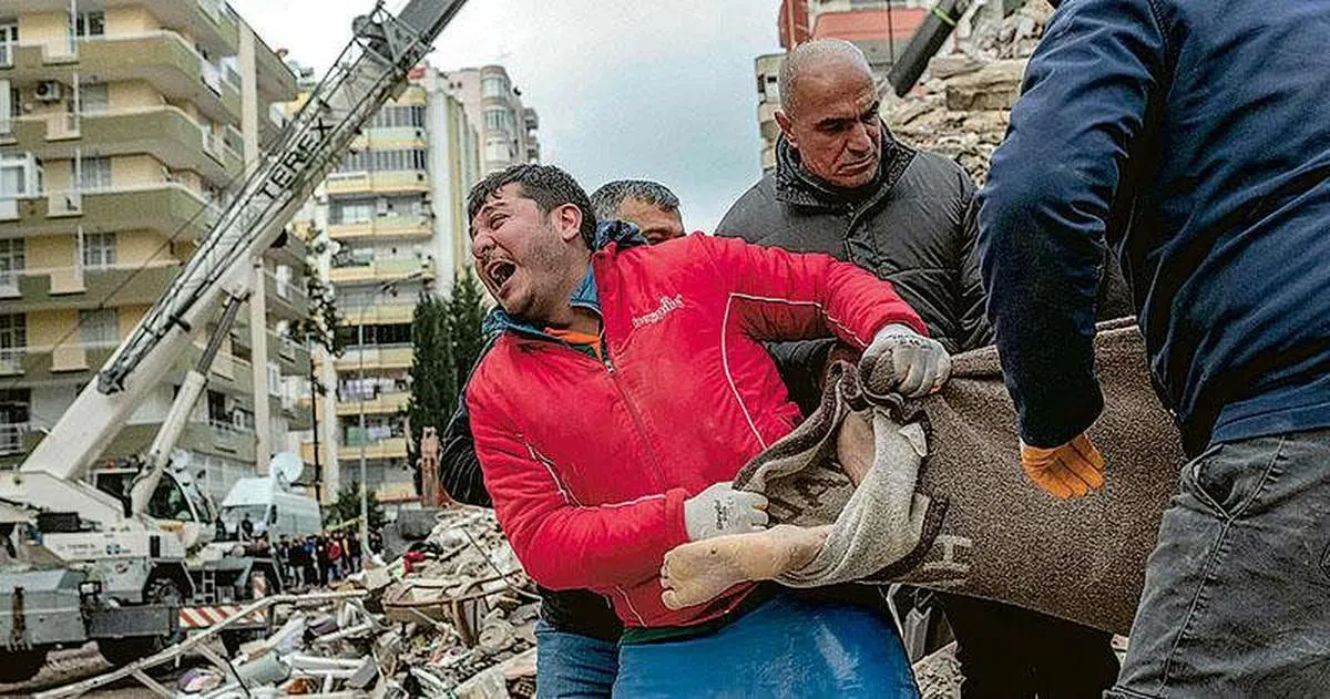 土耳其安纳托利亚 (Anatolia) 灾区，又从废墟抬出死难者遗体，让搜救人员情绪崩溃。（法新社）