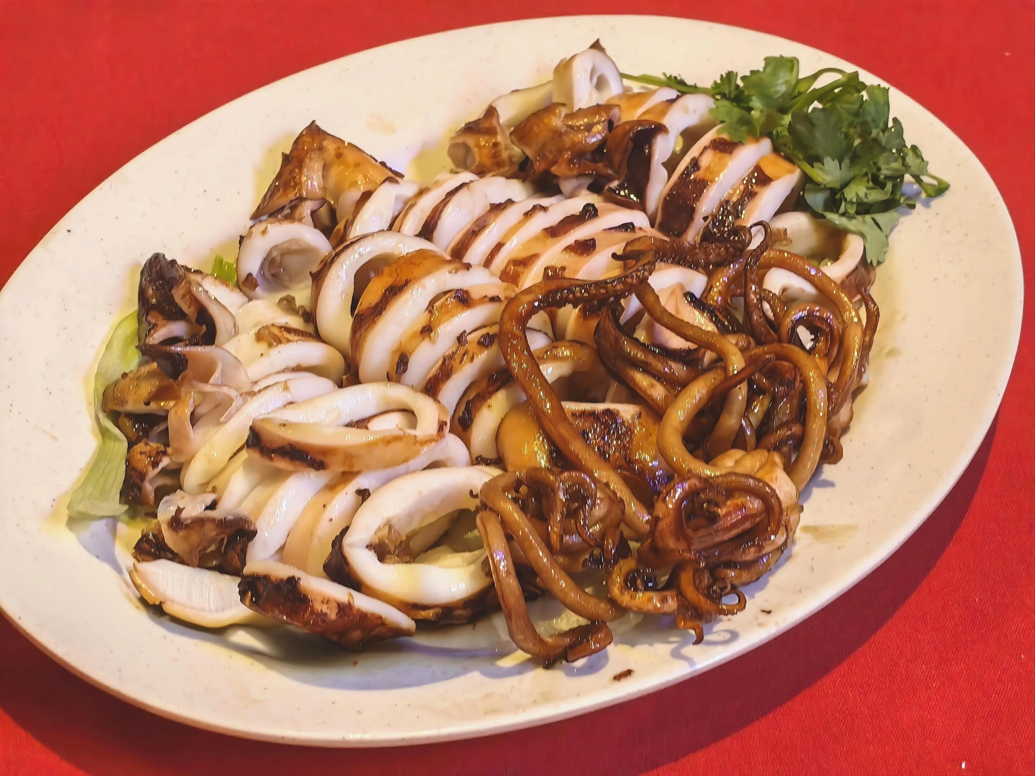 东味的干烧苏东以小火将苏东煮熟，确保其肉质柔软Q弹。（陈爱薇摄）