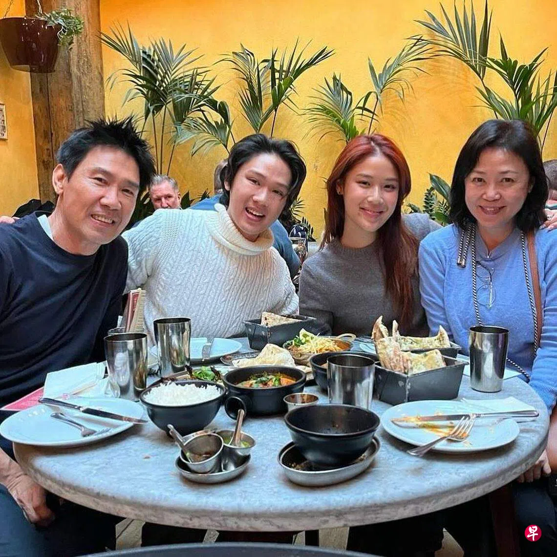 向云全家团聚伦敦过冬至| 联合早报