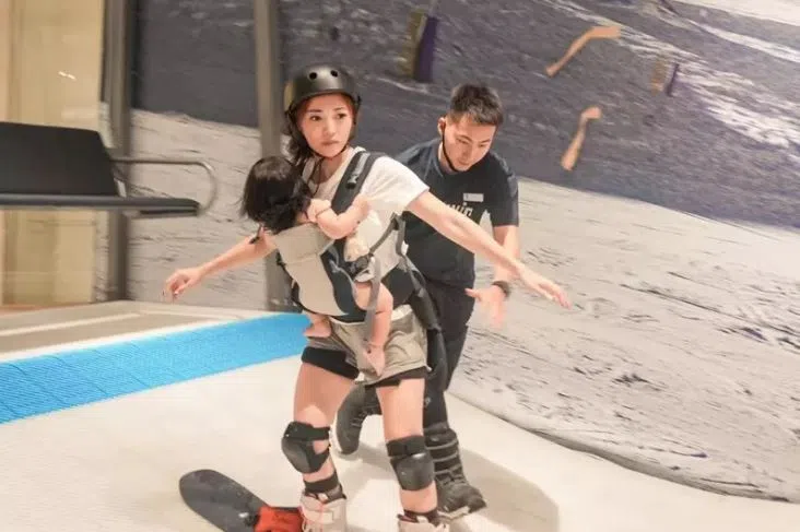 七宝妈背娃学滑雪，女儿当肉垫惹众怒。（互联网）