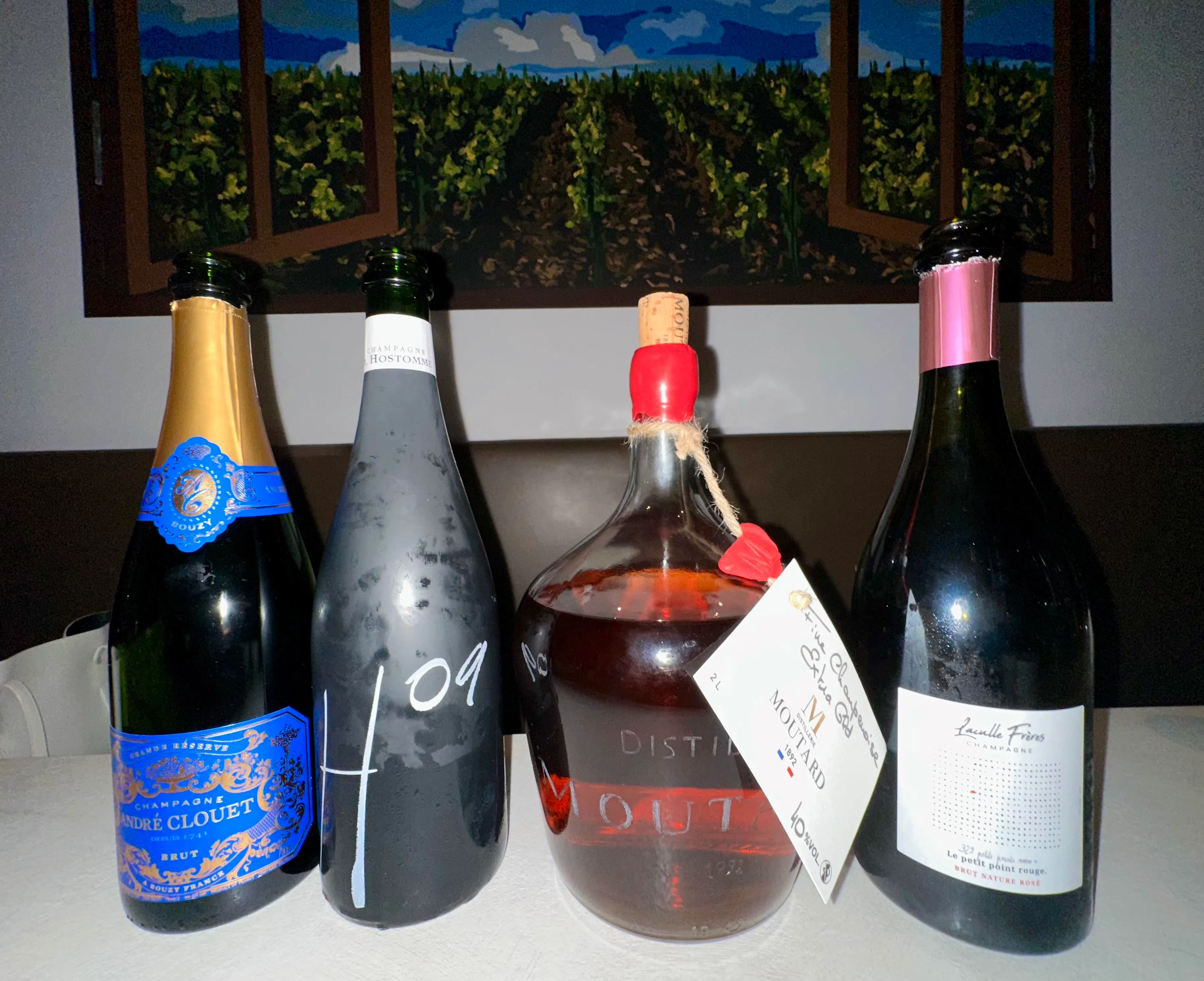 André Clouetde的非年份香槟（左起）、Hostomme的2019年份香槟、Moutard的Fine de Champagne XO和Laculle Frères的小红点桃红香槟，将参与香槟节。（黄向京摄）