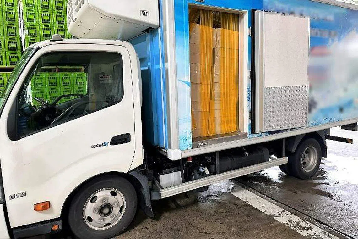 当局人员在大士连路一带的工业单位检查时，在一辆卡车上搜出1509条和3628包漏税香烟。（新加坡关税局提供）