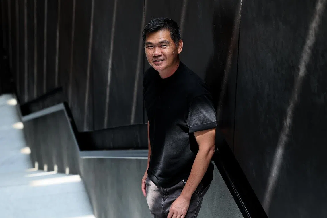 自从《我给新加坡写了一本马来西亚》出版，许多人告诉叶孝忠，去旅行时都会带上这本书，这让他很开心。（档案照）