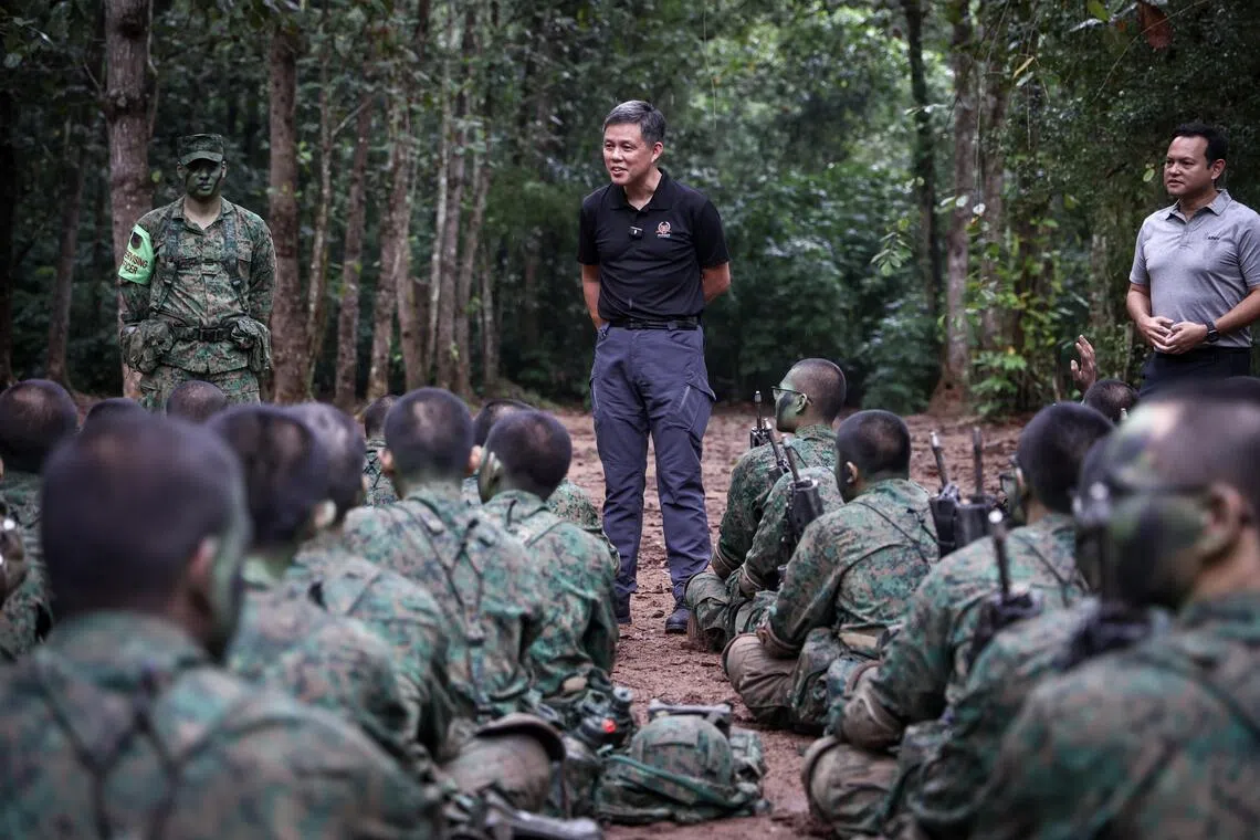 今年8月，公共服务统筹部长兼国防部长陈振声（中）走访德光岛的基本军训中心，国防部兼永续发展与环境部高级政务部长扎吉哈（右一）陪同。（档案照片）
