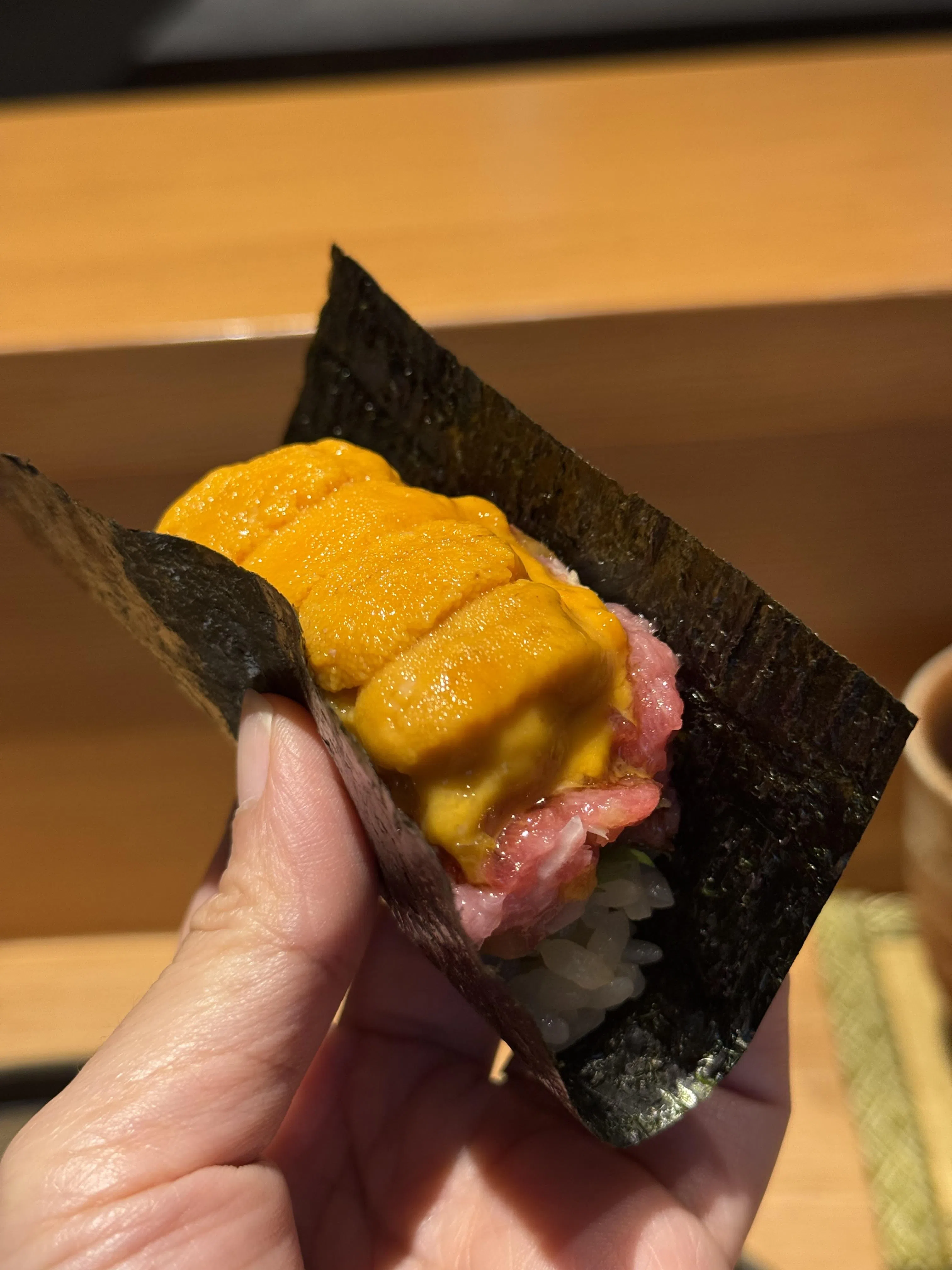 叠加了金枪鱼腹肉和马粪海胆的开放式寿司，甘甜鲜美。（叶晓虹摄）