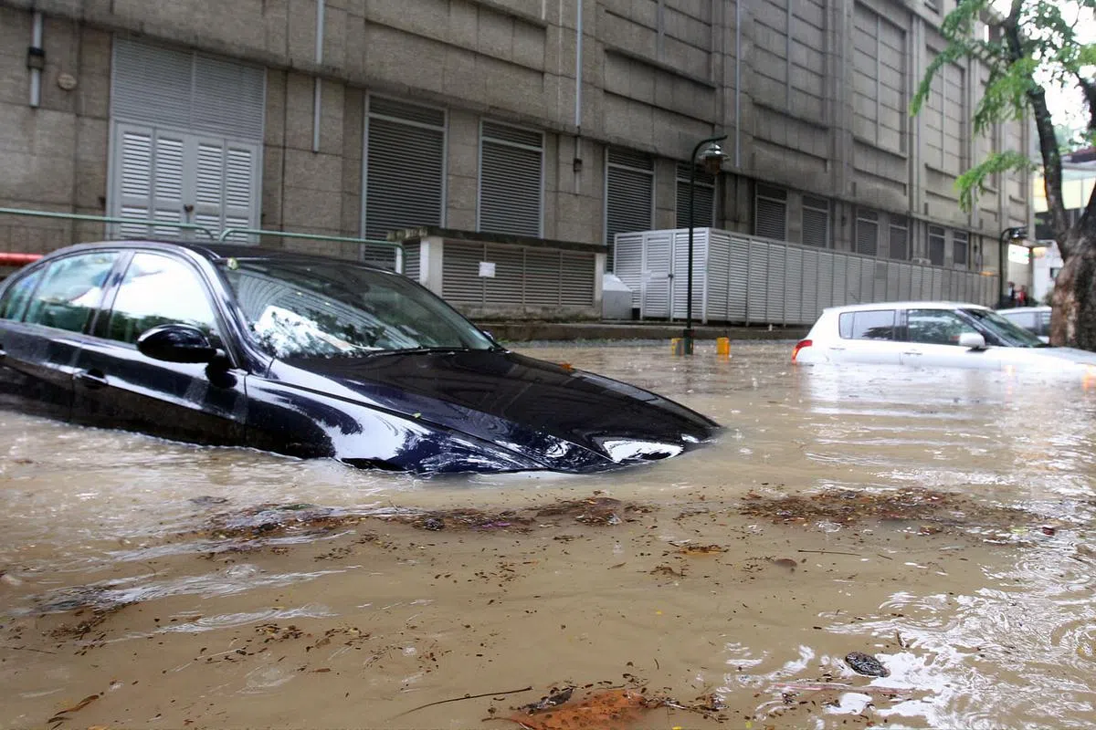 乌节大厦旁的露天停车场在2010年的乌节路水患中，水位一度高涨，水深及腰。（档案照）