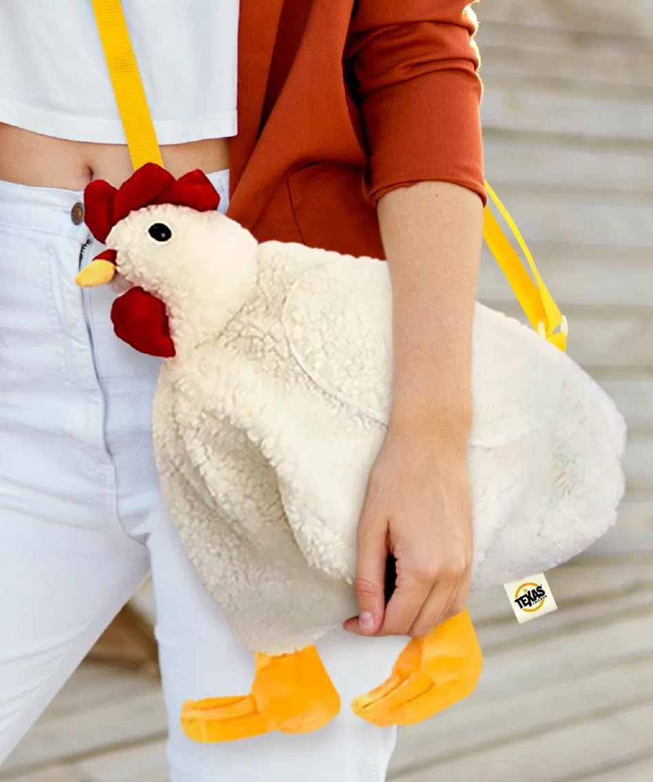 引起抢购潮的“鸡背包”。（取自脸书）