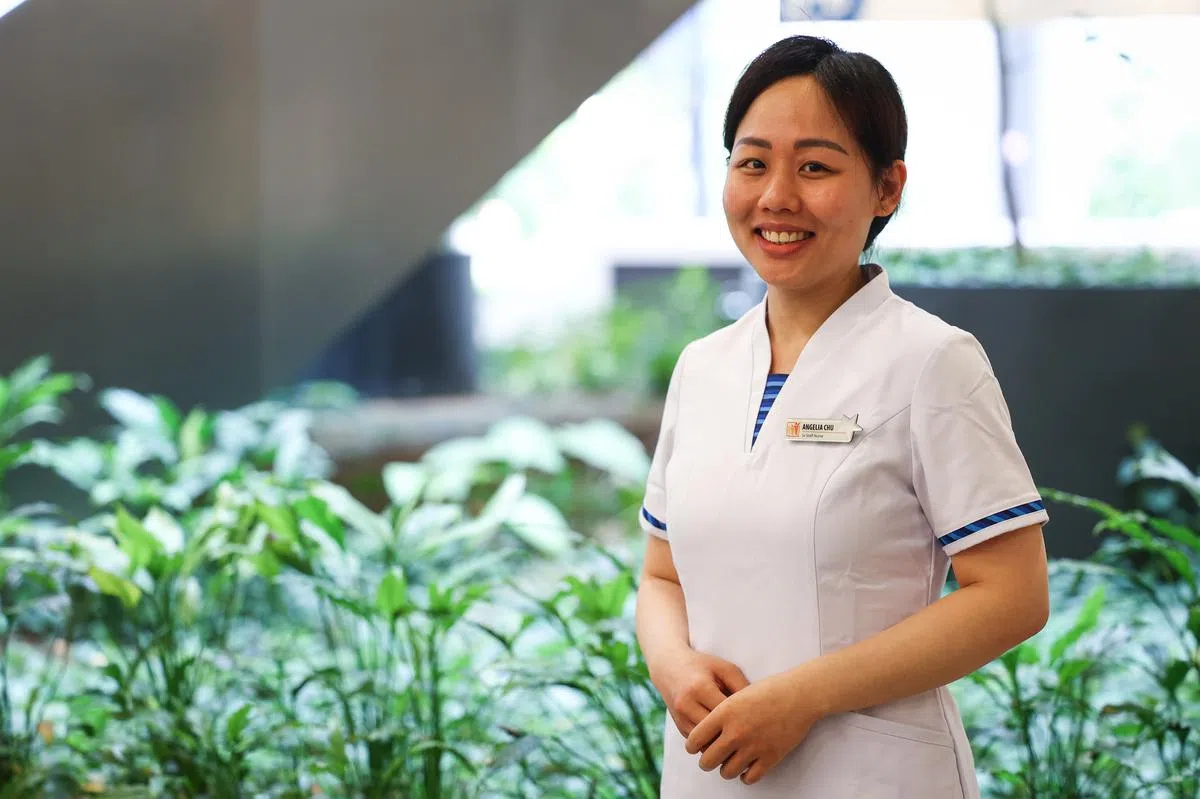 盛港综合医院高级护士朱慧芳说，农历新年期间值班对她而言不是牺牲，是“身为护理人员的使命”。（李健玮摄）