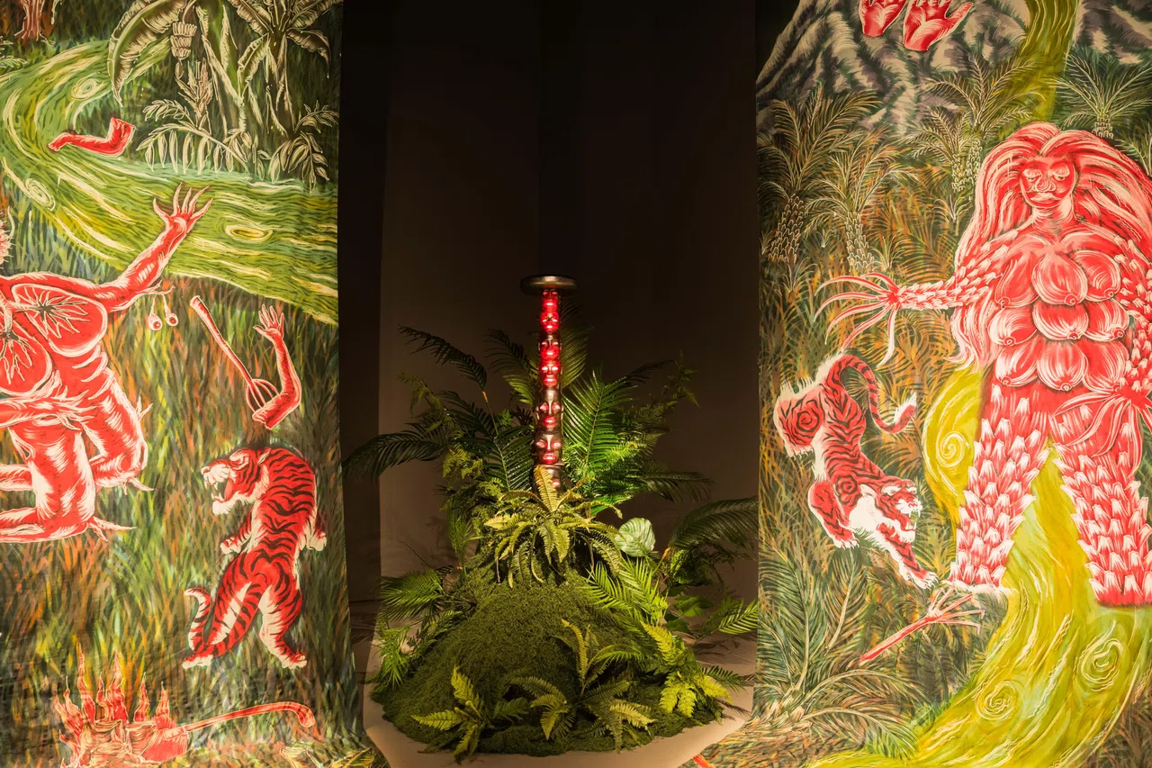 埃利亚·努尔维斯塔在作品《精疲力竭》运用蜡染技法，图案融入种植园女性劳动。（新加坡美术馆提供）