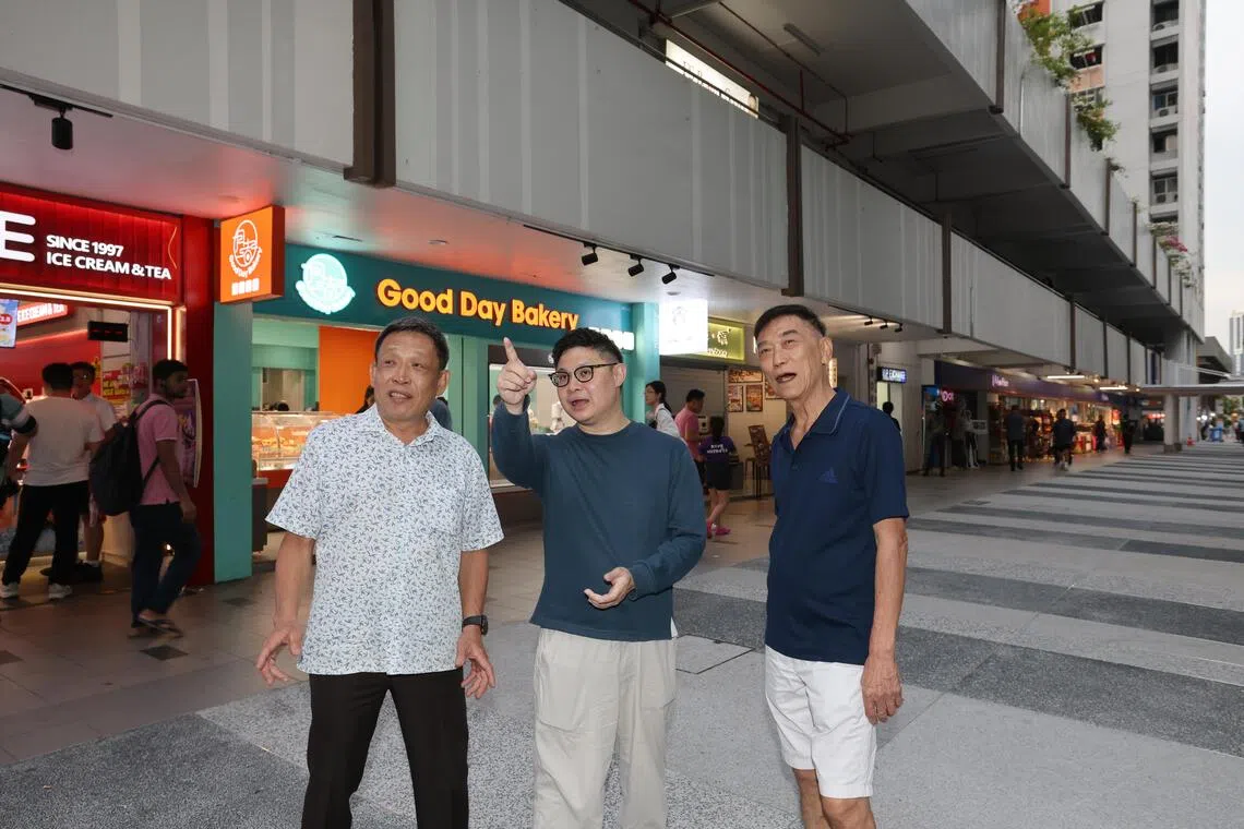 丹戎巴葛集选区议员符策翔（中）与商联会主席刘子福（左）、小贩熟食公会会长郭大永希望全面振兴邻里商店，引进居民需要的多元化商店和服务。（唐家鸿摄）