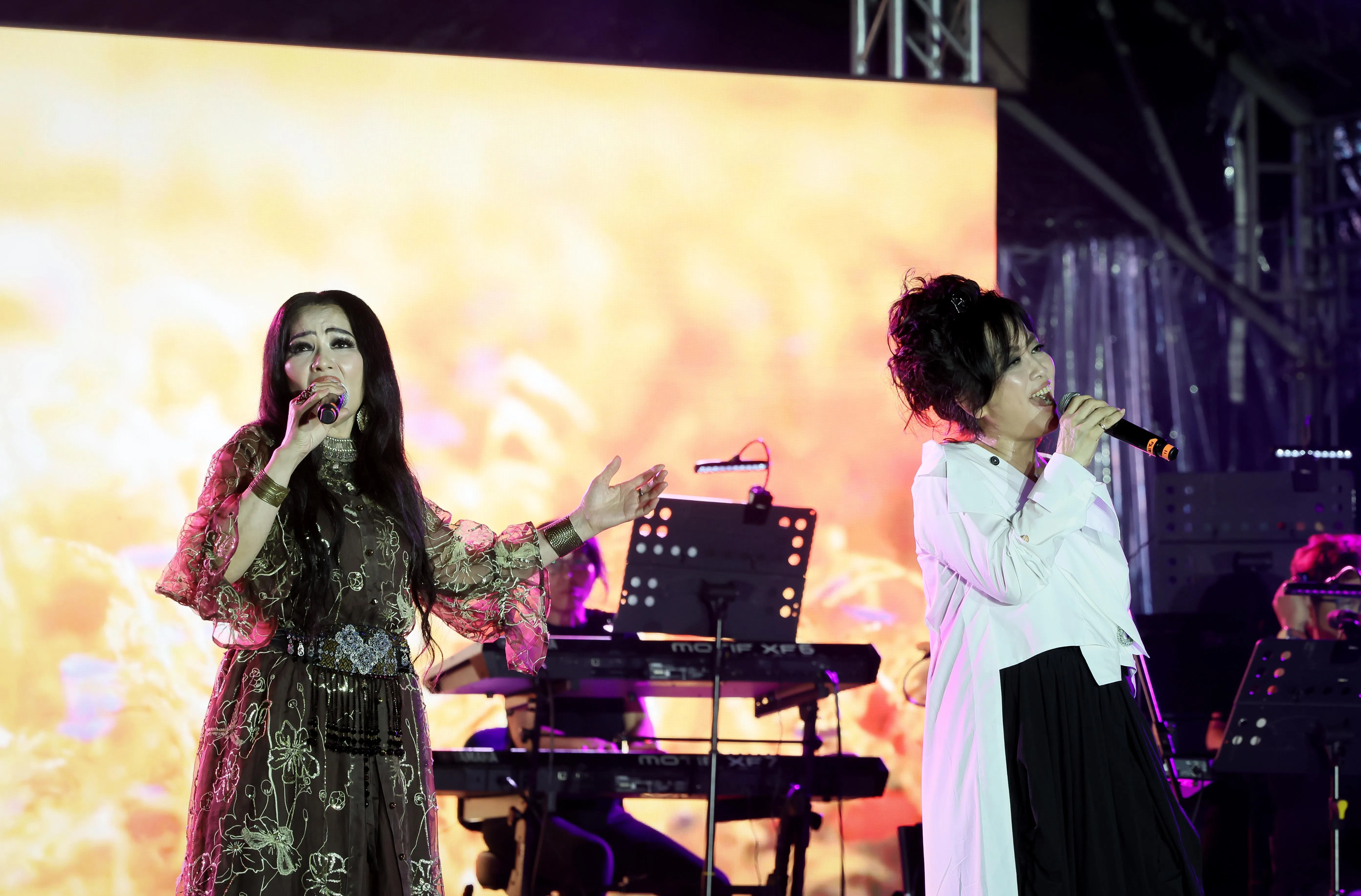 齐豫（右）与潘越云惊喜同台合唱《梦田》。（龙国雄摄）