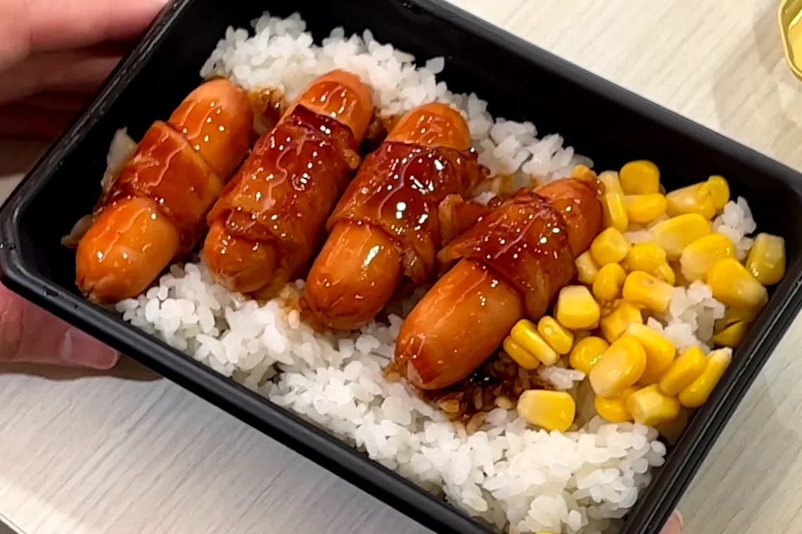 纳福城职总平价超市售卖的3元西式便当。（严宣融摄）