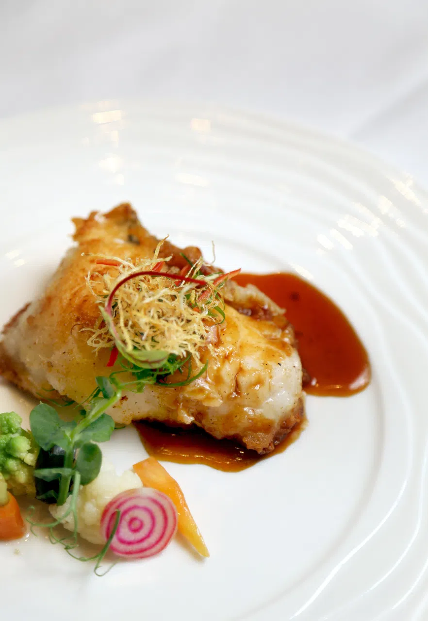 翡翠餐饮集团的翡翠皇宫配合早报美食会，为读者打造精美优惠套餐。图为2018年的菜式之一脆皮野生大顺壳佐昆布酱。（档案照片）