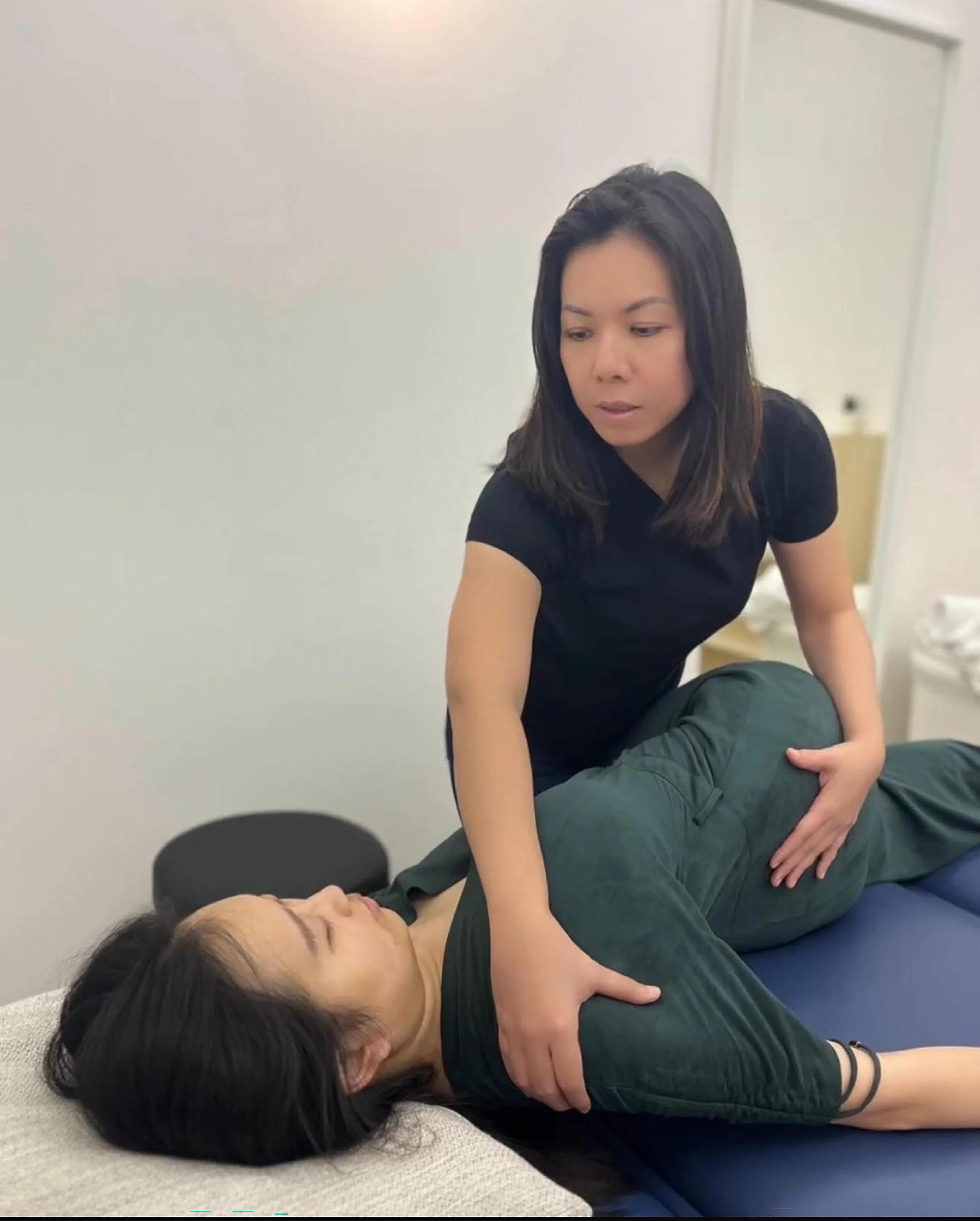 自从开始当老板，黄慧诗放慢了工作节奏，在每名病人身上都会多花时间。（受访者提供）