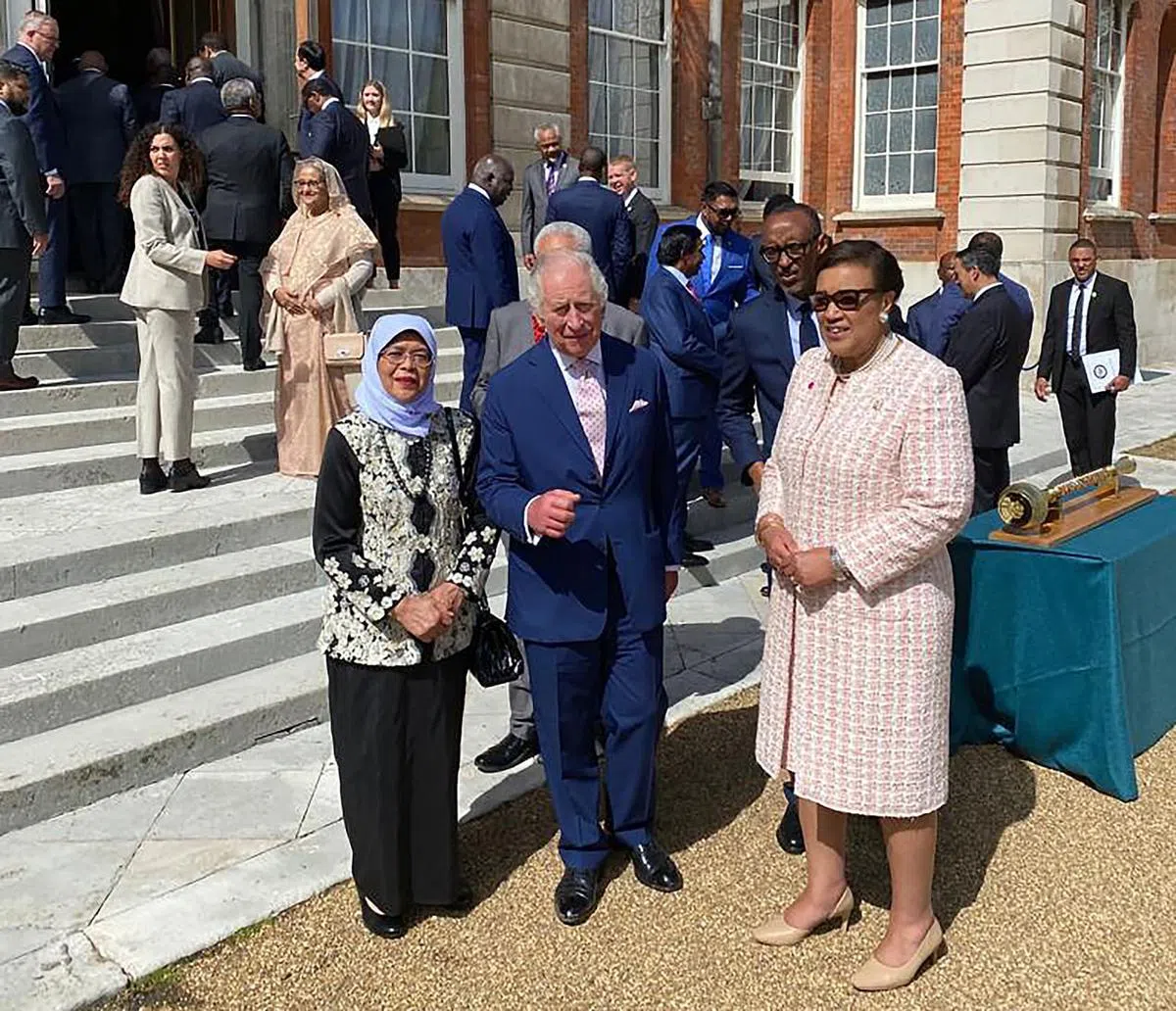 哈莉玛总统（左）星期五参加为英联邦领导人举行的活动，与查尔斯三世合影。（通讯及新闻部提供）