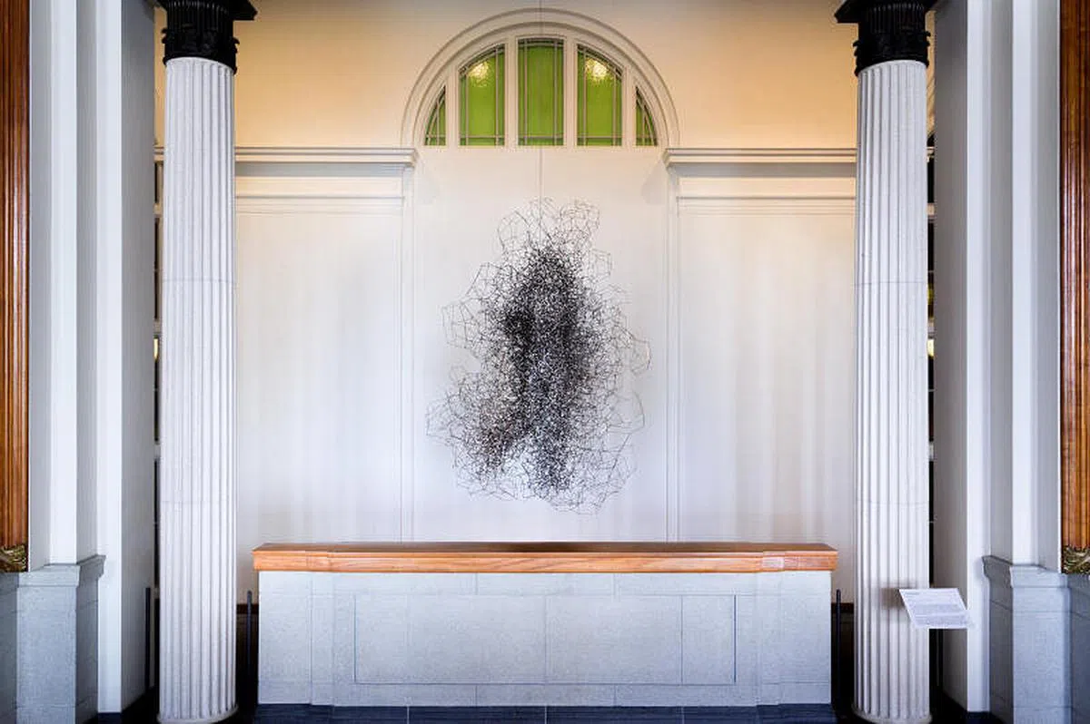 悬挂在楼梯空间的雕塑装置《发酵》，将人体呈现为一个动态能量场。（国家美术馆提供）