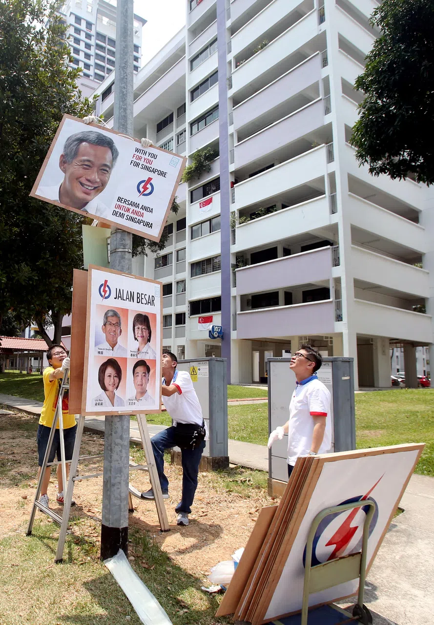 2015年大选期间，全国各选区都挂上印有李总理肖像的竞选海报。根据法律，各政党的竞选海报可以使用领导人的肖像。（档案照片）