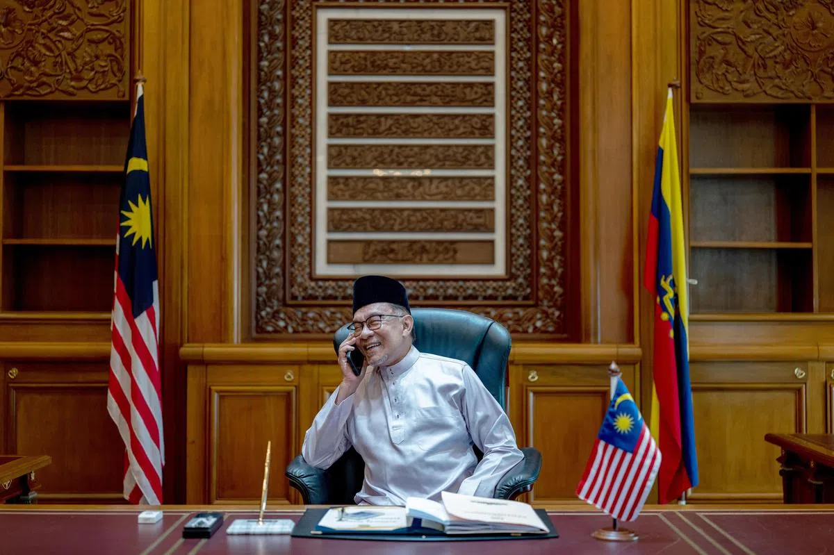 马国首相安华第一天到布城首相办公室上班。（马国首相办公室）