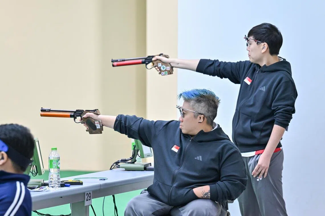 前一天分别在男子和女子10米气手枪SH1级项目中夺冠的陈汉松（右）和吴蕊思，星期六在10米气手枪SH1级混合团体赛中联手斩获银牌。（新加坡全国残奥理事会提供）