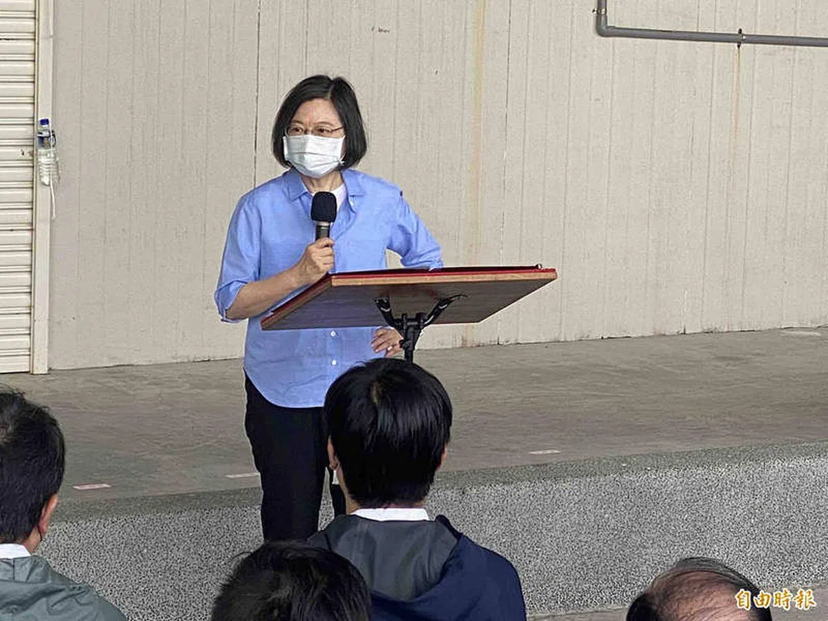 台湾总统蔡英文今天在视察高雄永安区渔会加工厂、苏班长安心鱼场时，痛批中国大陆突袭式阻断自由贸易。（自由时报）