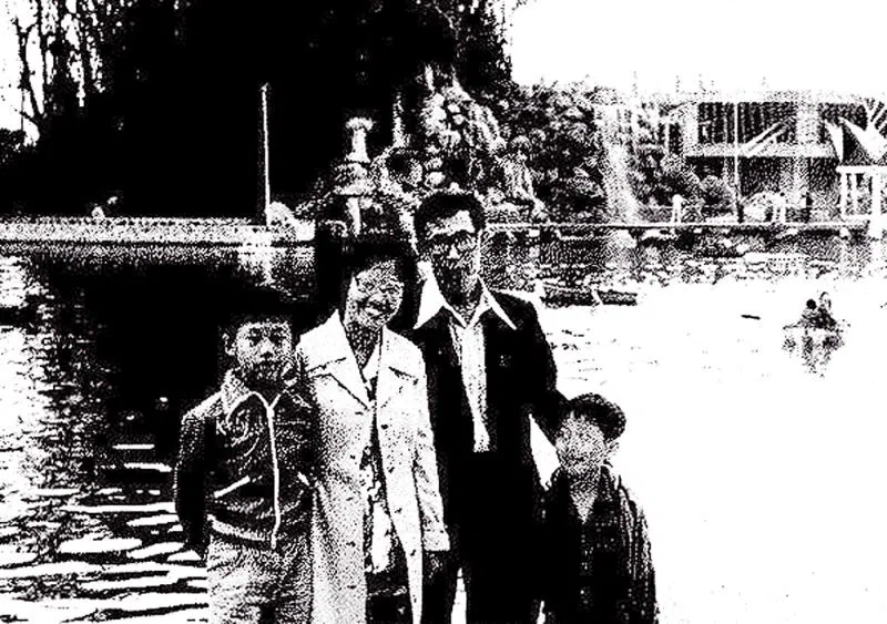 王乙康（右一）小时候和父母及哥哥到马来西亚旅游时的合照。（新明日报）