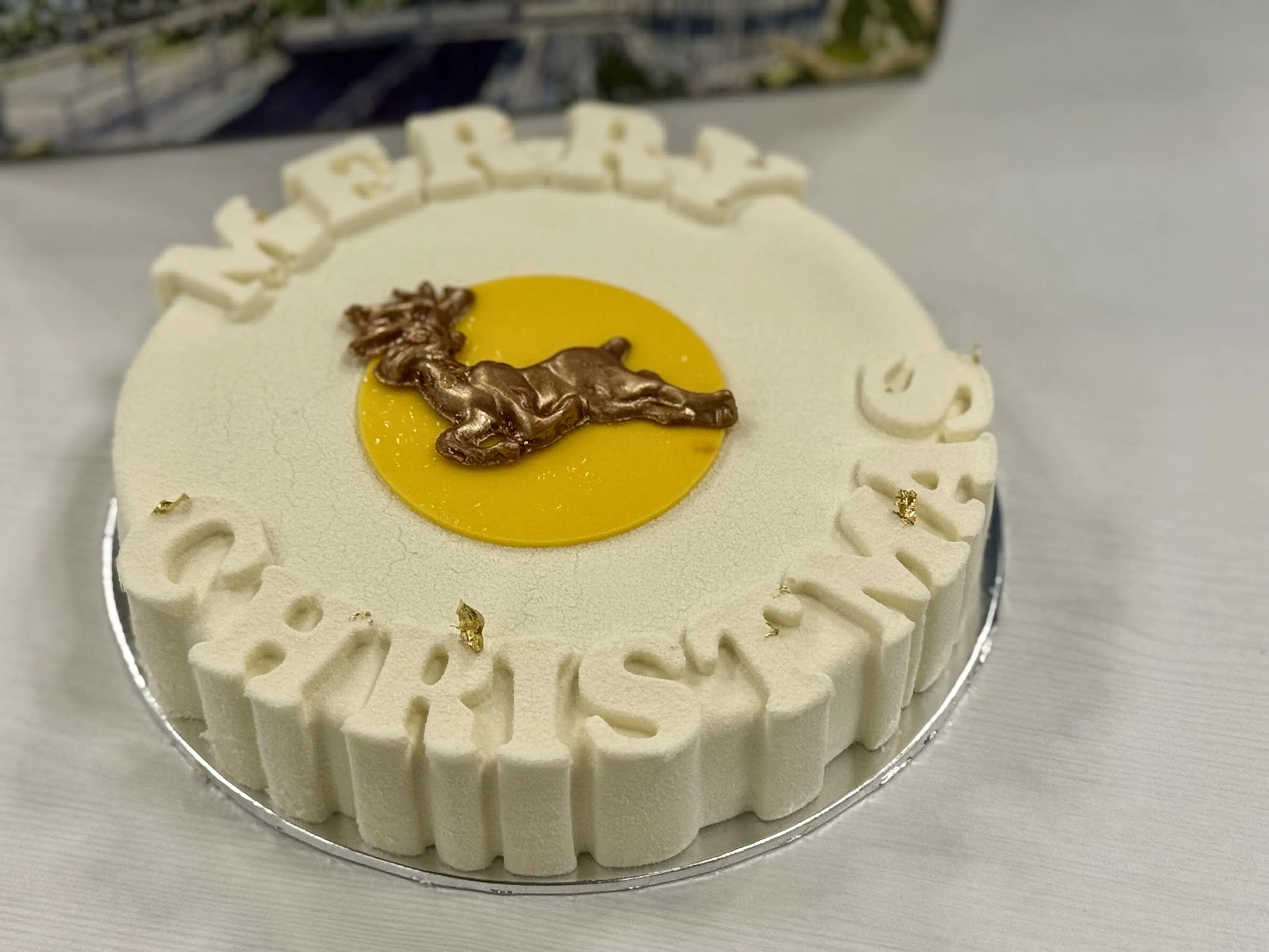 新加坡宾乐雅臻选酒店的From Farm to Festive蛋糕，结合椰子慕斯、芒果香茅果酱与百香果芒果克雷姆，层层包裹在班兰海绵蛋糕中。（酒店提供）