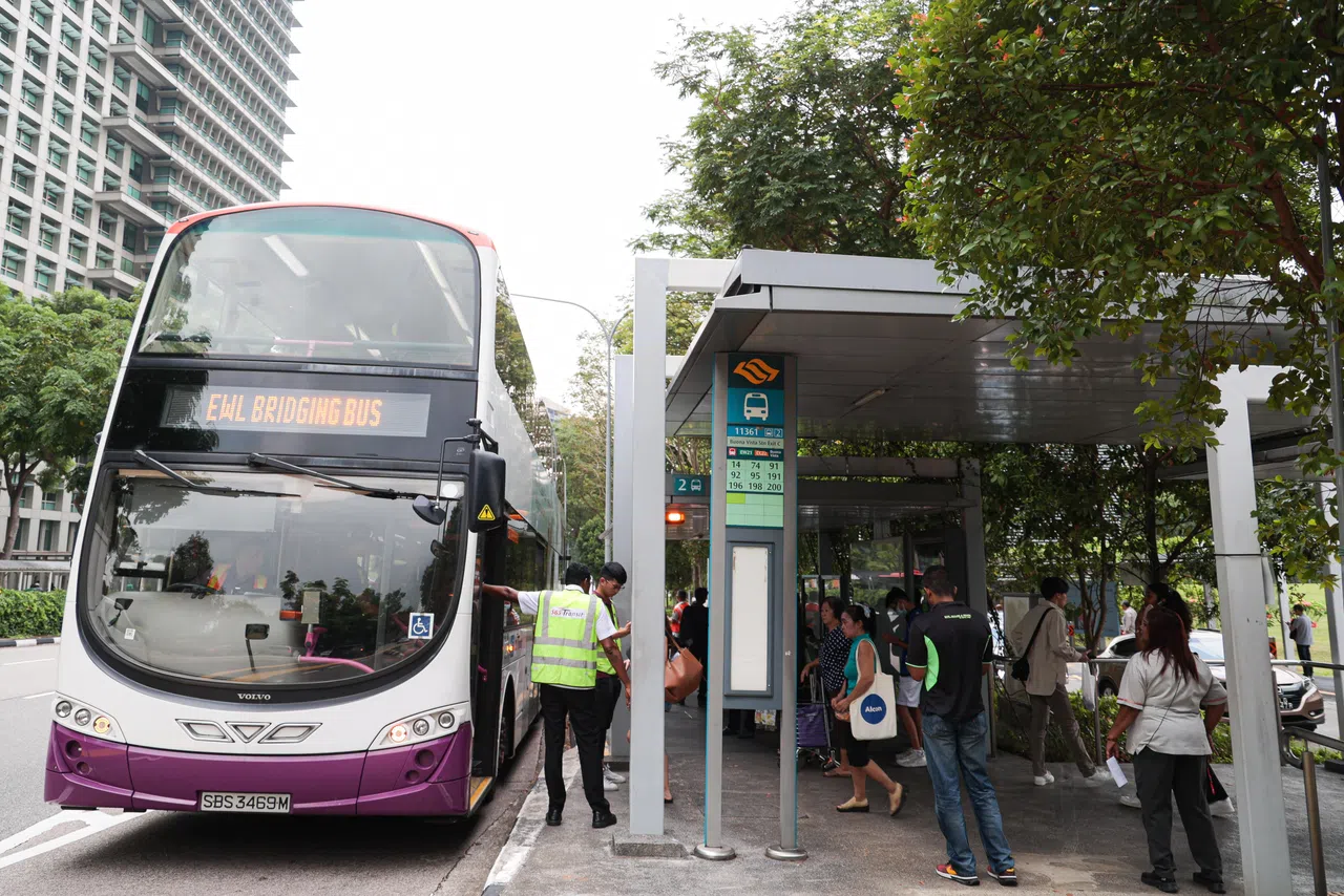 当局提供免费巴士服务往来文礼站至女皇镇站之间。（李冠卫摄）