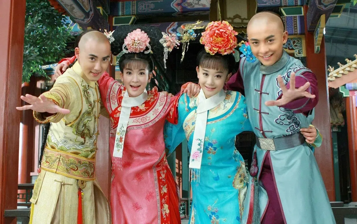 2011年播出的《新还珠格格》由张睿（左起）饰演永琪、李晟饰演小燕子、海陆饰演紫薇、李佳航饰演尔康。（互联网）