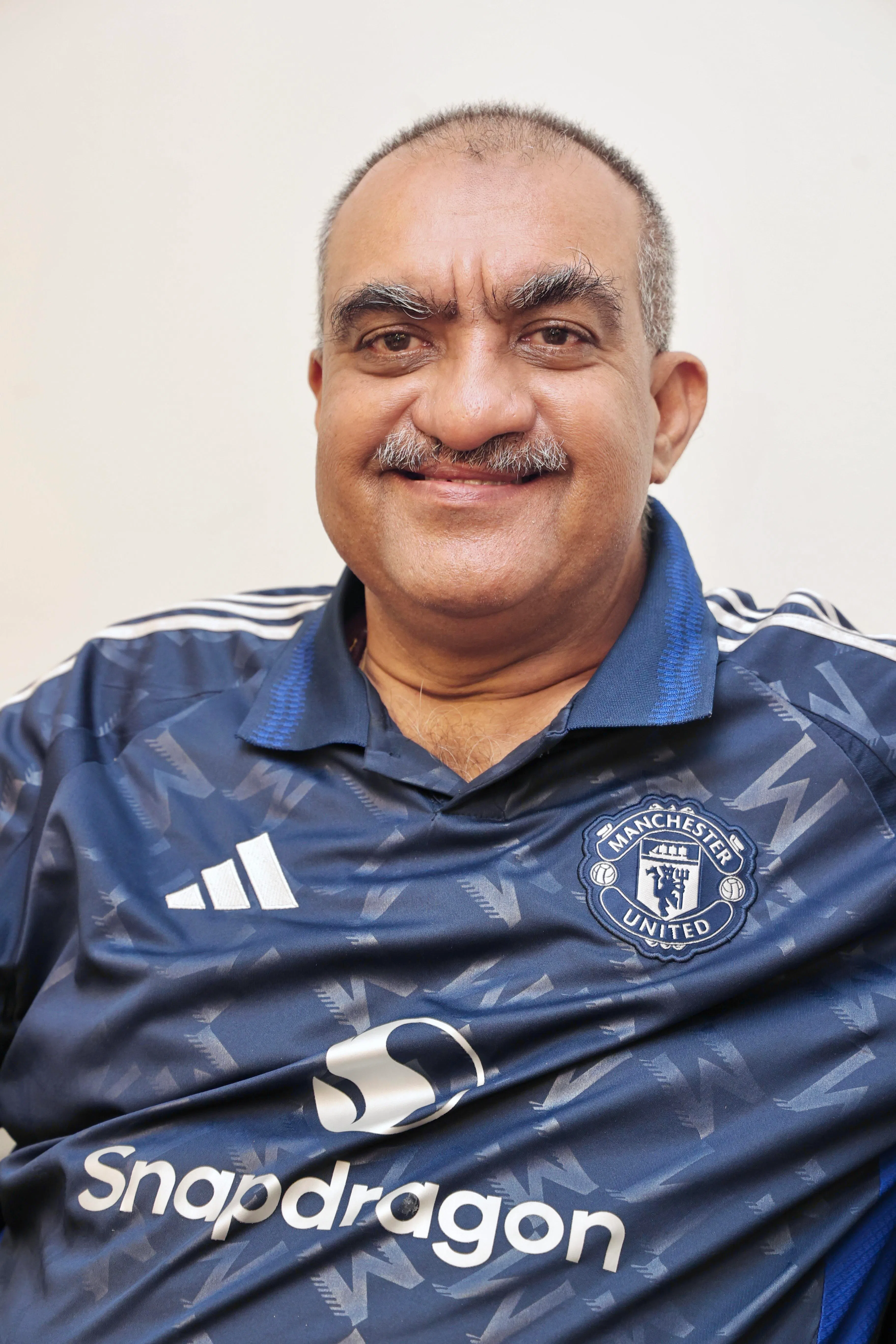 吞咽困难的西瓦，星期三在新工大的食品展会上一饱口福。（周国威摄）