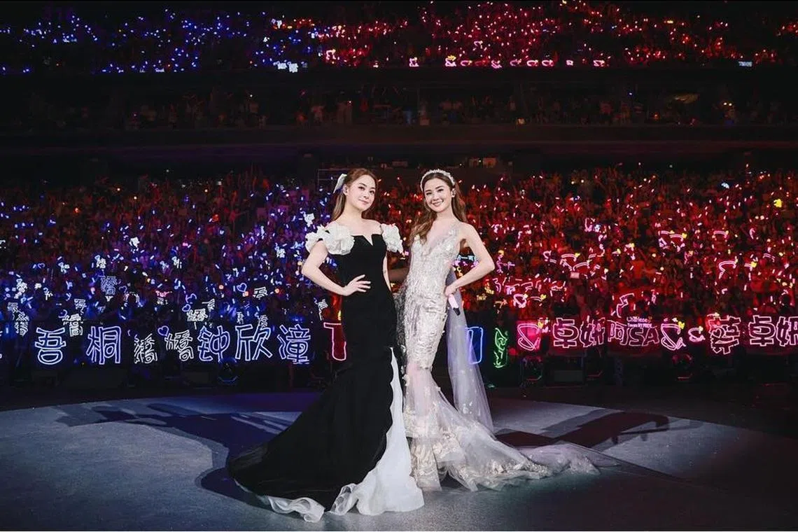 阿Sa蔡卓妍（右）和阿娇锺欣潼是香港Twins女组合成员。（取自蔡卓妍IG）