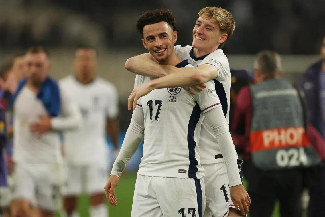 琼斯（17号）在处子秀首发进球，赛后被队友戈登环抱庆祝。（路透社）