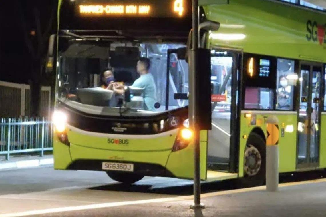 被告当时闯入巴士与车长对质，还夺走车长的手机。（互联网视频截图）