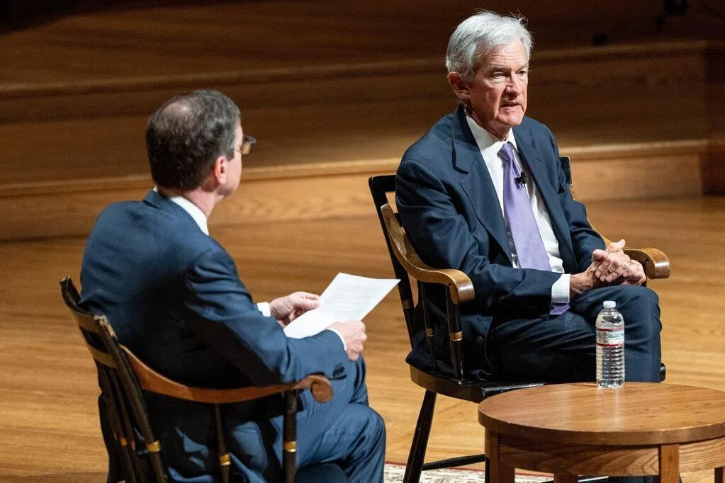 美国联邦储备局主席鲍威尔说，美联储可对伊朗战争对经济和通胀的影响采取观望态度，称政策制定者一般会忽略诸如油价上涨之类的冲击。