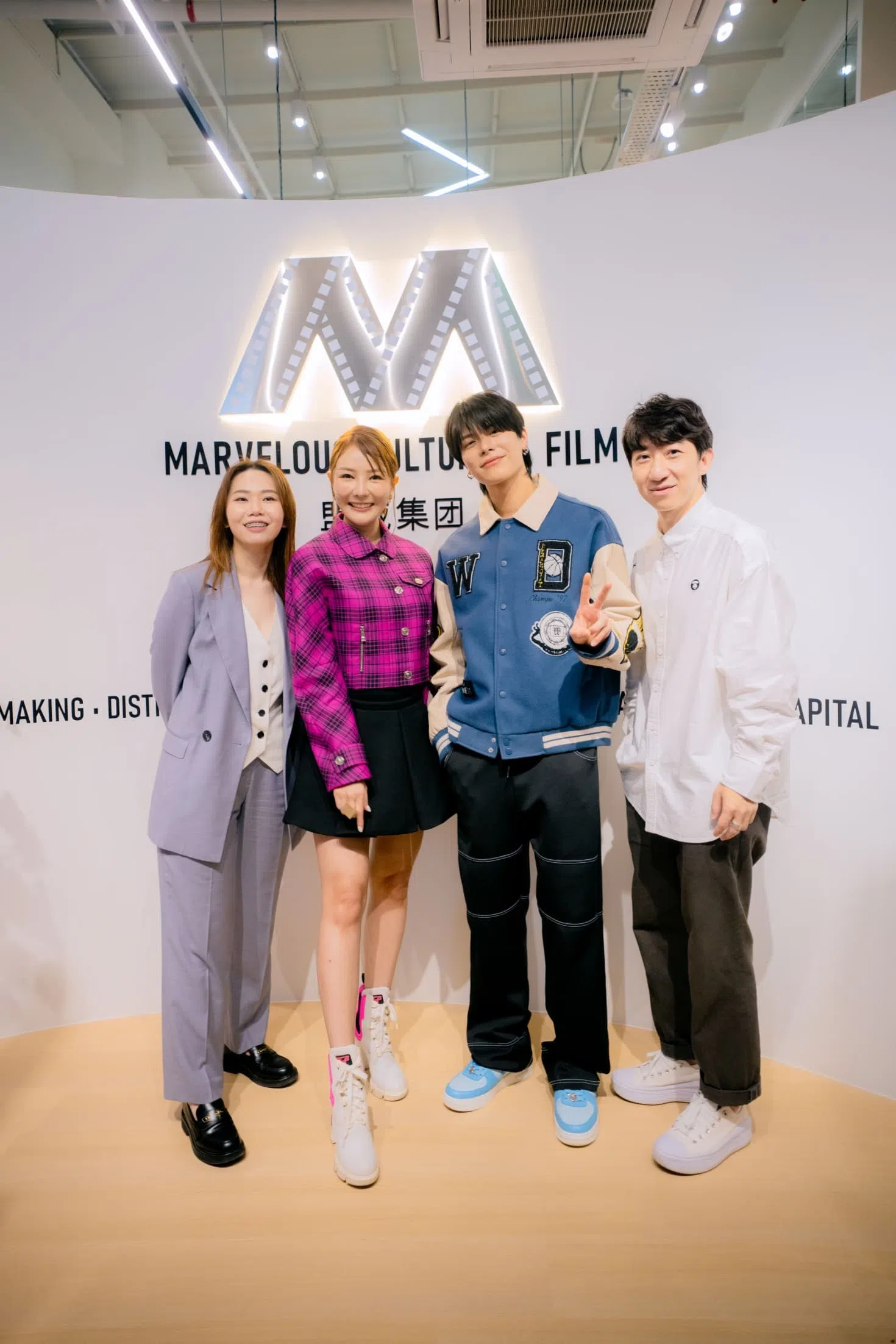 盟威影业艺人经纪人李诗怡（左起）、童缤毓、容启航和纪凯伦在发布会上合照。（盟威影业提供）