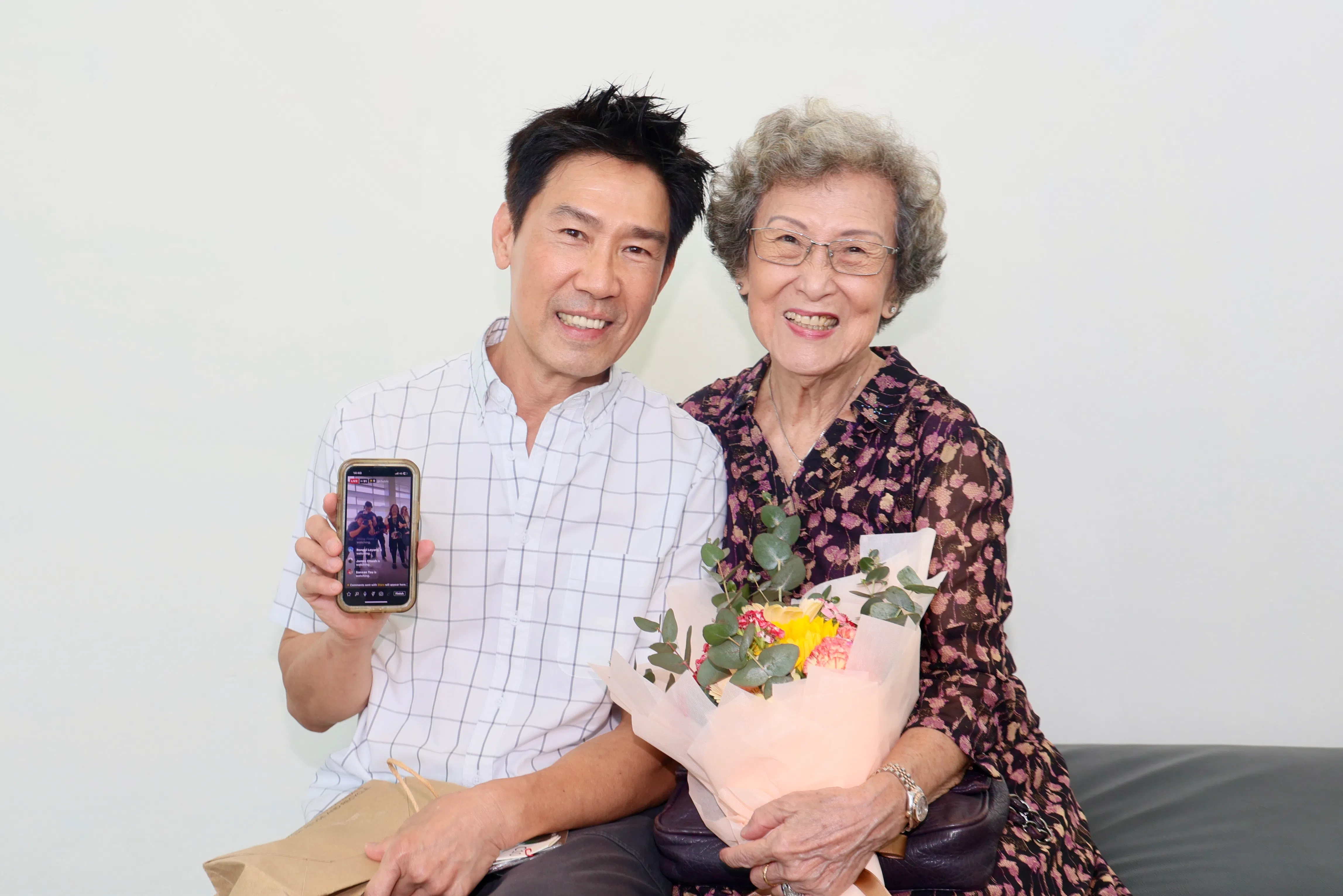 王沙嫂（右）聊起逝世30年的老伴，还记得对方对她说过最难忘的的情话，左边是本地艺人陈之财。（郑一鸣摄）