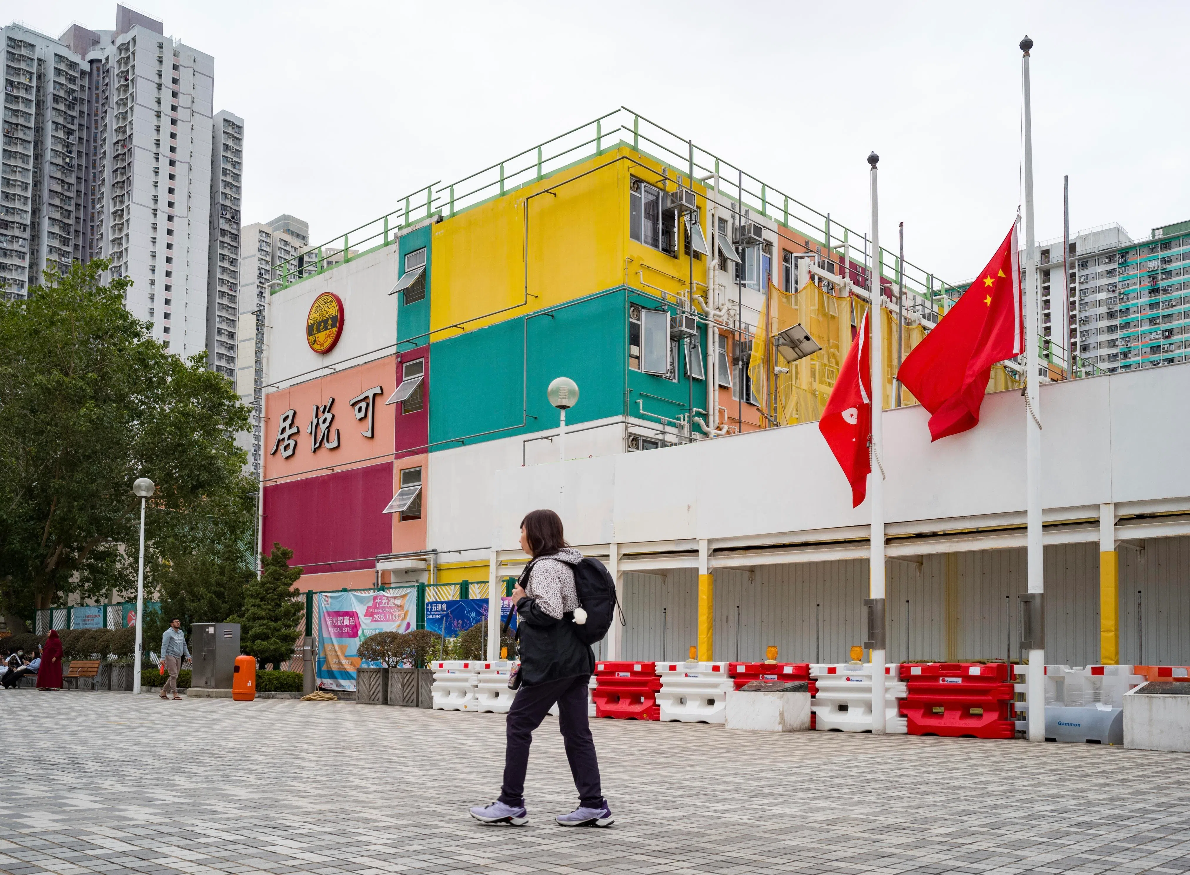 大埔宏福苑火灾发生后，香港特区政府已协助约1000名受火灾影响的居民入住“可悦居”和大埔的“善楼”“乐善村”等过渡性住房或房协专用安置屋邨，并豁免租金。图为11月30日位于香港黄大仙的政府过渡性住房“可悦居”外景。（中新社）