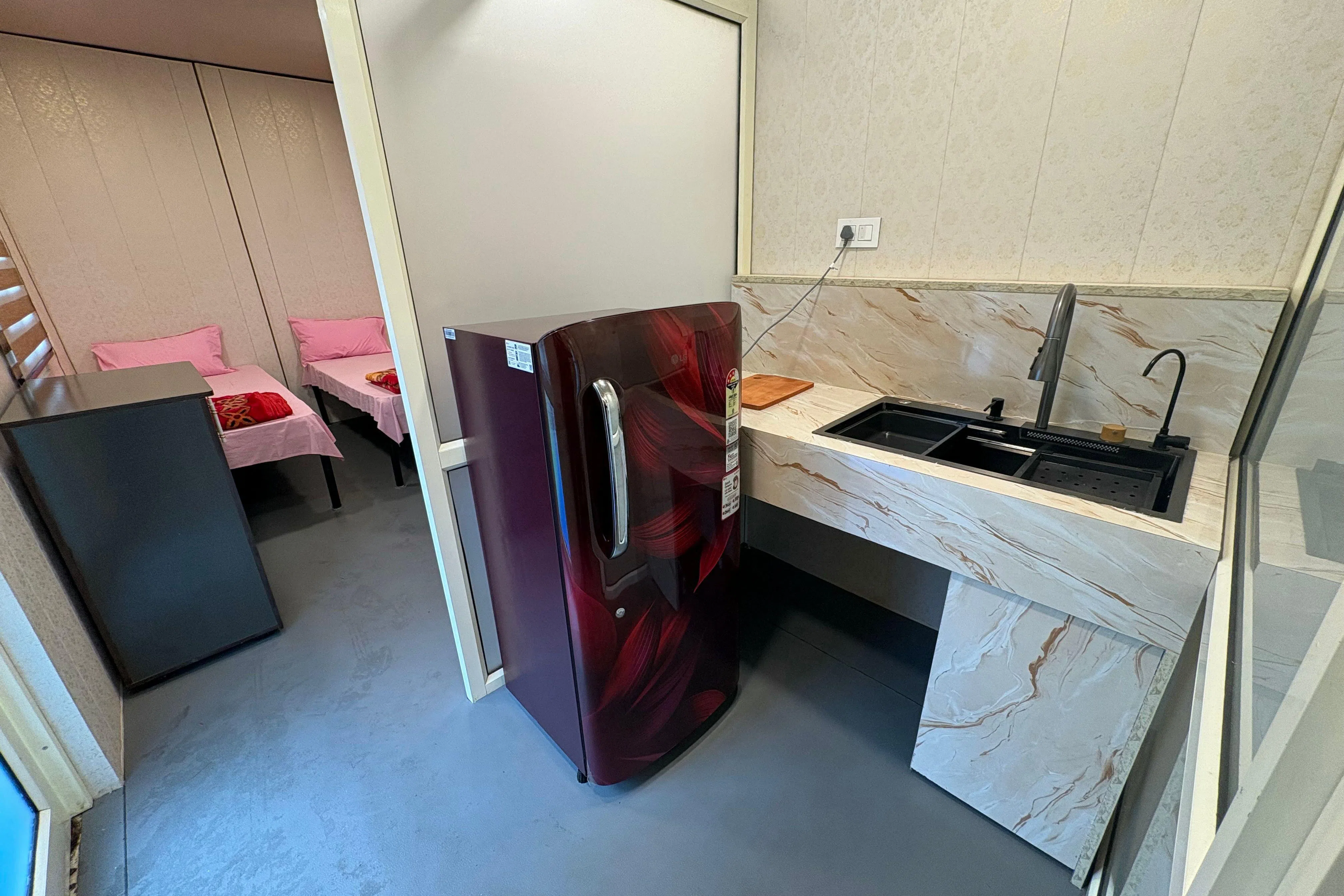 为了提早适应亚运集装箱小屋的住宿条件，印度安排运动员暂住类似集装箱的住宿单位。（法新社）