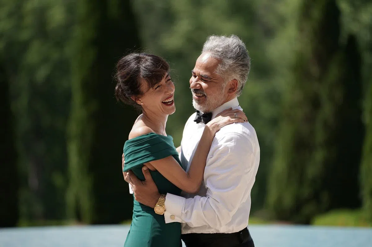 奥提兹（左）与塞西莉亚饰演努力维系大家族的夫妻。（Disney+提供）